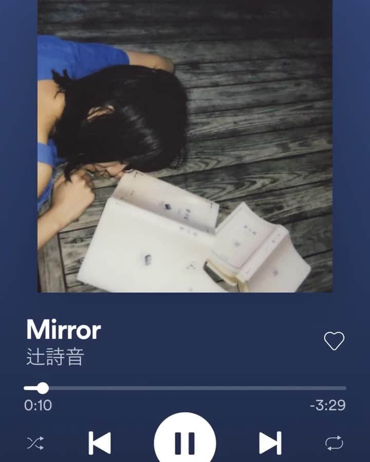辻詩音のインスタグラム：「新曲、各音楽配信サイトで配信スタートしてます👸(Music Distribution started!) 大切な人の嫌なところも、憧れのあの子のいいところも、ぜんぶ自分の中にあるかもよって歌です。 ぜひDLしてたくさん聴いてね🌙 (歌詞とか、曲解説も載ってる文庫本verはオフィシャルサイトのGOODSコーナーから👑) #夢中旅 #夢中三部作 #辻詩音 #music #singersongwriter #mirror #applemusic #spotify ＃tsujishion」