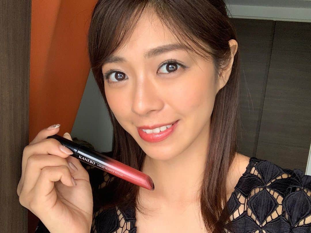 わちみなみのインスタグラム：「こんちわ﻿ 博多弁サンタさんよ🎅﻿ ﻿ 🎅<カレンダー🗓﻿ もう見てくれたかいなあ？﻿ 感想送ってくれたらバリうれしい🥺﻿ ﻿ 🥺発売イベント﻿ 🍠12月14日﻿ 🎄池袋三省堂 13時〜﻿ もうすぐやねえーーー！！！﻿ 待っとるけんね😊﻿ ﻿ ﻿ ﻿ 今日は収録やったんよ☺️﻿ 髪の毛分けてみたっちゃけどどうかいな？﻿ ﻿ 💄 カネボウリクイドニュアンスルージュ 03﻿ 🎄チーク ロレアル﻿ 🎄アイシャドウ ﻿ 1.2枚目はSUQQU 03﻿ 3枚目はフォイルプレイピグメントパレット﻿ 使ってみたっちゃけどばり﻿ ピンクの偏光パールかわいいけんね😥😥﻿ 最近アイシャドウにはまりよる🐷🐷﻿ ﻿ カネボウの💄はじめてつかってみたんやけど﻿ 色がこっくりしとってさあ〜﻿ 薄塗りしても自然やしぃ﻿ 重ね塗りしたらぱっきりなるけん﻿ 最近ずっと塗りよる❗️❗️﻿ ﻿  てか﻿ アイライナーシャネルに変↑えたら﻿ まつげ間埋まりやすいけんか﻿ 目がぱっちりするきがするんやけど😗！！﻿ ﻿ ﻿ ﻿ カレンダー🗓﻿ 見てくださいましたか？﻿ 感想送りつけてください💕﻿ ﻿ 🥺発売イベント﻿ 🍠12月14日﻿ 🎄池袋三省堂 13時〜﻿ もうすぐです！会いに来てください✨✨﻿ ﻿ ﻿ ﻿ ﻿ 今日は収録でした☺️﻿ 髪の毛を分けてみたけどどおですか？﻿ ﻿ 💄 カネボウリクイドニュアンスルージュ 03﻿ 🎄チーク ロレアル﻿ 🎄アイシャドウ ﻿ 1.2枚目はSUQQU 03﻿ 3枚目はフォイルプレイピグメントパレット﻿ を使ってみたよ💕ピンクの偏光パールかわいいね﻿ 最近アイシャドウにはまってる🐷🐷﻿ ﻿ カネボウの💄はじめてつかってみたんだけど、﻿ 色がこっくりしていて薄塗りしたら自然だし！﻿ 重ね塗りしたらぱっきりして﻿ 最近ずっと塗ってます😃﻿ ﻿ ﻿ アイライナーをシャネルに変えたら﻿ まつげ間埋まりやすくて﻿ 目がぱっちりするきがする😗！！﻿ ﻿ #voce #vocest #voceリコメンド﻿ #わちコスメ #かわいくなりたい 😂💕 #博多弁 #気分  #メイク #makeup」