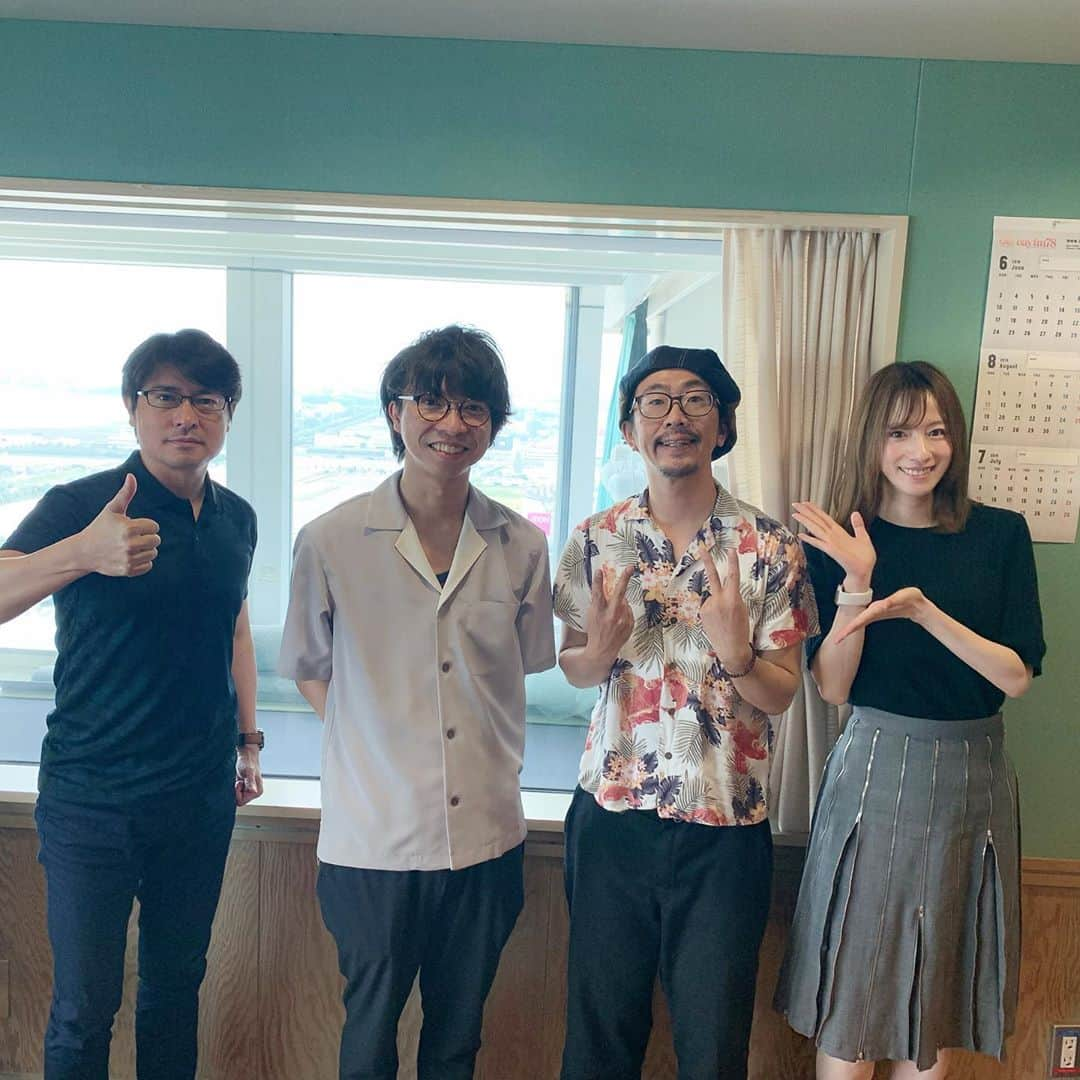 宮島咲良さんのインスタグラム写真 - (宮島咲良Instagram)「ㅤㅤㅤㅤㅤㅤㅤㅤㅤㅤㅤㅤㅤ bayfm『MOTIVE!!』 6/21のゲストは大の仲良し「wacci」でしたー！ ボーカル・ギターの橋口くんとギターのけいじさんが来てくれました😊✨ 安東さんのお隣にいる橋口くんと私は同い年で、 細胞が同じなんだなって思うくらい心の友と書いて心友なのだけど、 「うん、細胞は確実に違うよね、おかしいよね」 って何年も本人に言われ続けてるよ！ 私は同じだと思う！！ ㅤㅤㅤㅤㅤㅤㅤㅤㅤㅤㅤㅤㅤ #bayfm #motive78 #wacci #橋口洋平 くん #村中慧慈 さん #安東弘樹 さん #ミヤジマン #ぼっち戦隊ミヤジマン #宮島咲良」12月11日 17時22分 - sakura_miyajiman