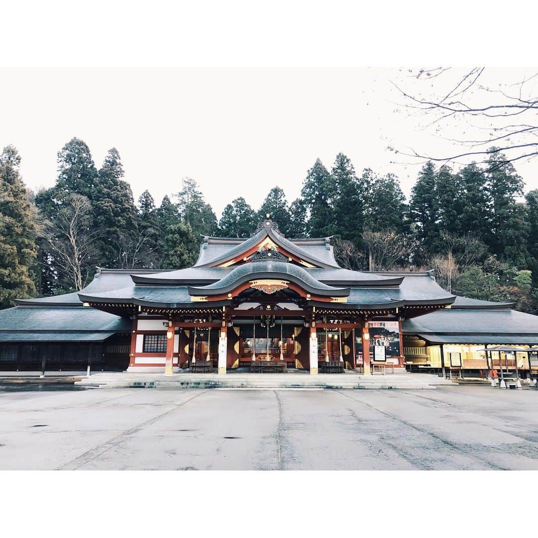 のインスタグラム：「たのしかった岩手旅行😍 #盛岡八幡宮 にお詣りしてきました✨ 境内は空気がピンと張りつめていて、 背筋がしゃんと伸びるするような気がしました。 ⁑ それから#繋温泉 へ♨️ 手湯気持ちよかった〜😍 「繋温泉」の名前は、愛馬を繋いで温泉に入ったことが由来だそう。 岩手には馬にまつわる場所なたくさんありました🐴 ⁑ ⁑ #岩手旅行　 #岩手#いわて #盛岡#盛岡観光  #ふじポンさん #国内旅行#旅 #iwate#morioka #まりなる#津田麻莉奈」