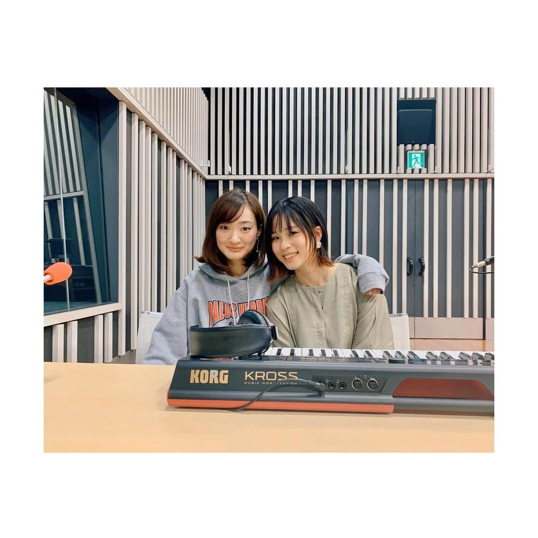 神田莉緒香さんのインスタグラム写真 - (神田莉緒香Instagram)「--- 先週、今週とKANDAFUL RADIOでは 盟友であり戦友であり、な シンガーソングライターの 竹渕慶ちゃんをお迎えしております！ . 先週は慶ちゃんのここまでとこれからの話。 活動のほんの一部しか聞けなかったから またじっくりゆっくり聞きたい気持ち。 パーソナリティとしてもまだまだ修行だね。。 radikoのタイムフリーを使えば 今週の放送直前まで視聴できます！ . そして今週の放送では2人で一緒に歌うよ！ お招きしてるんだもの、歌わない訳には いかないよね〜！ ひと足早いクリスマスを 感じて貰えたら嬉しいな。 . 収録はいつだって独特の緊張感があるけど 慶とのセッションは緊張しつつ なんかもうまかせて大丈夫だな！ っていう気持ちだったよ。笑 やあー楽しかったなあ。 選曲もあわせて今週もどうぞお楽しみに◎ . . #竹渕慶 #keitake #神田莉緒香 #kandari #ニッポン放送 #イマジンスタジオ」12月11日 17時17分 - riokanda_ri