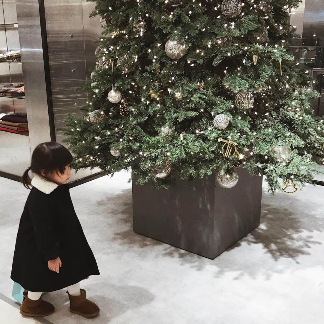 akipanda626さんのインスタグラム写真 - (akipanda626Instagram)「. 街はすっかりクリスマスだなあ 🎄🎄 平日は家にいることが多いから 週末外に出て季節がすすんでてびっくりする 😳 ヨナはまだサンタさんの意味わかってなさそうだから 来年からかな？👧🏻笑 #2y8m #bonpoint」12月11日 17時20分 - akipanda626