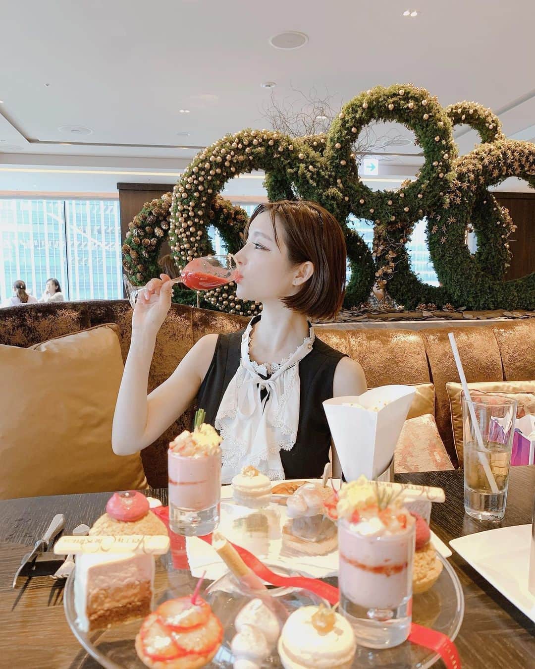 のインスタグラム：「久しぶりの美女とアフティ💓 - 🍓の🍷✨✨ - #motif #forseasonshotel #afternoontea」