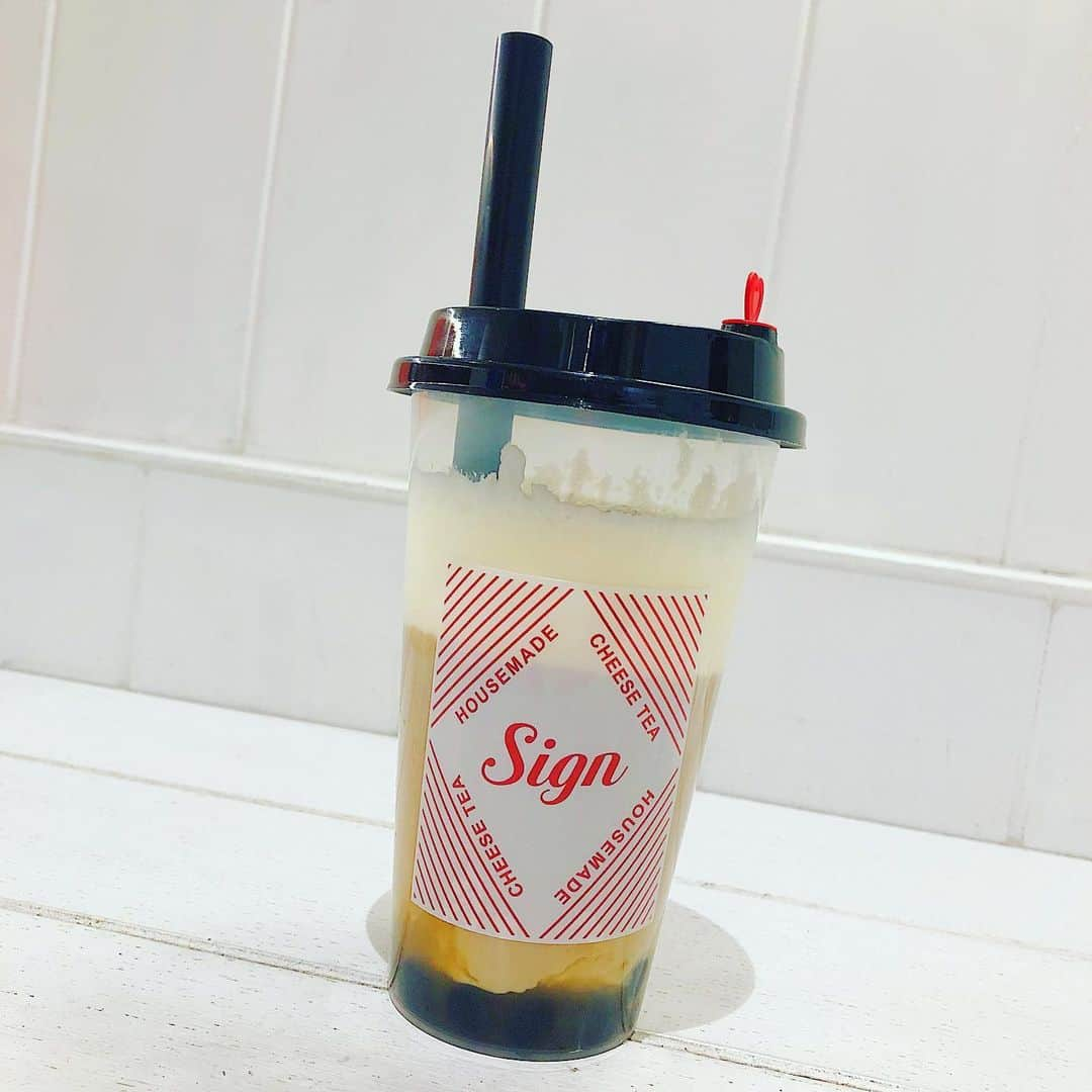 岡部玲子さんのインスタグラム写真 - (岡部玲子Instagram)「signのチーズフォームティー🥤✨ 初めてでしたが、マスカルポーネと生クリームのチーズフォームが濃厚で美味しかった😍 私は鉄観音ティーに黒糖タピオカをトッピング☺️ 甘さ控えめ(なしにはできない)氷なしでオーダー‼️ まぜまぜしないと鉄観音がかなり苦いですが、チーズフォームとよく混ぜるとまろやか〜な口当たりに☺️💕 「タピオカが出てこない‼️」と思ったら…多分右側の赤いピックみたいなのをとっていなかったから⁉️ 黒糖タピオカは甘めでしたが、濃厚な黒糖の味ともっちもちの食感で美味しかった😍 今日はこれからお仕事で食べる時間がなさそうなので、腹ごしらえ🤣‼️ 告知はまた改めて☺️💕 #岡部玲子 #子育て #主婦 #アラフォーママ #タレント #レポーター #40代 #キャスター #アナウンサー #競馬キャスター #フリーアナウンサー #女子アナ #タピオカ #タピ活 #チーズフォームティー #吉祥寺 #住みたい街 #mama #talent #reporter #instagood #f4f #sign #tapioca #kichijoji #tokyo #japan」12月11日 17時31分 - reiko_okabe