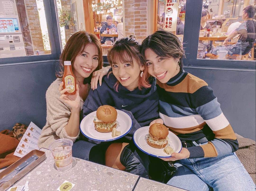 高橋菜摘のインスタグラム：「. . . そういえば♡post, 3人で渋谷うろうろするとか 久しぶりすぎて感動した日。 20代、毎日のように一緒に居て そんなこと当たり前だったよね。 相変わらず今でもよく会うけど 昔のようにはいかないから ただこうやって子なしで居るだけで すごーく楽しかった♡ . Fine Model's忘年会前に集まって 新生PARCOに入った友達の店 @delifucious のハンバーガー🍔 超絶美味しかったー！ このあと忘年会だったから ハンバーガー2つを3人でシェア🤤 TAKAご馳走様っ♡ オリジナルソースありがとう😘　 PARCOもすごーくいい感じだった。 またゆっくり行きたいな🍒 #オカマバーも入ってた w」
