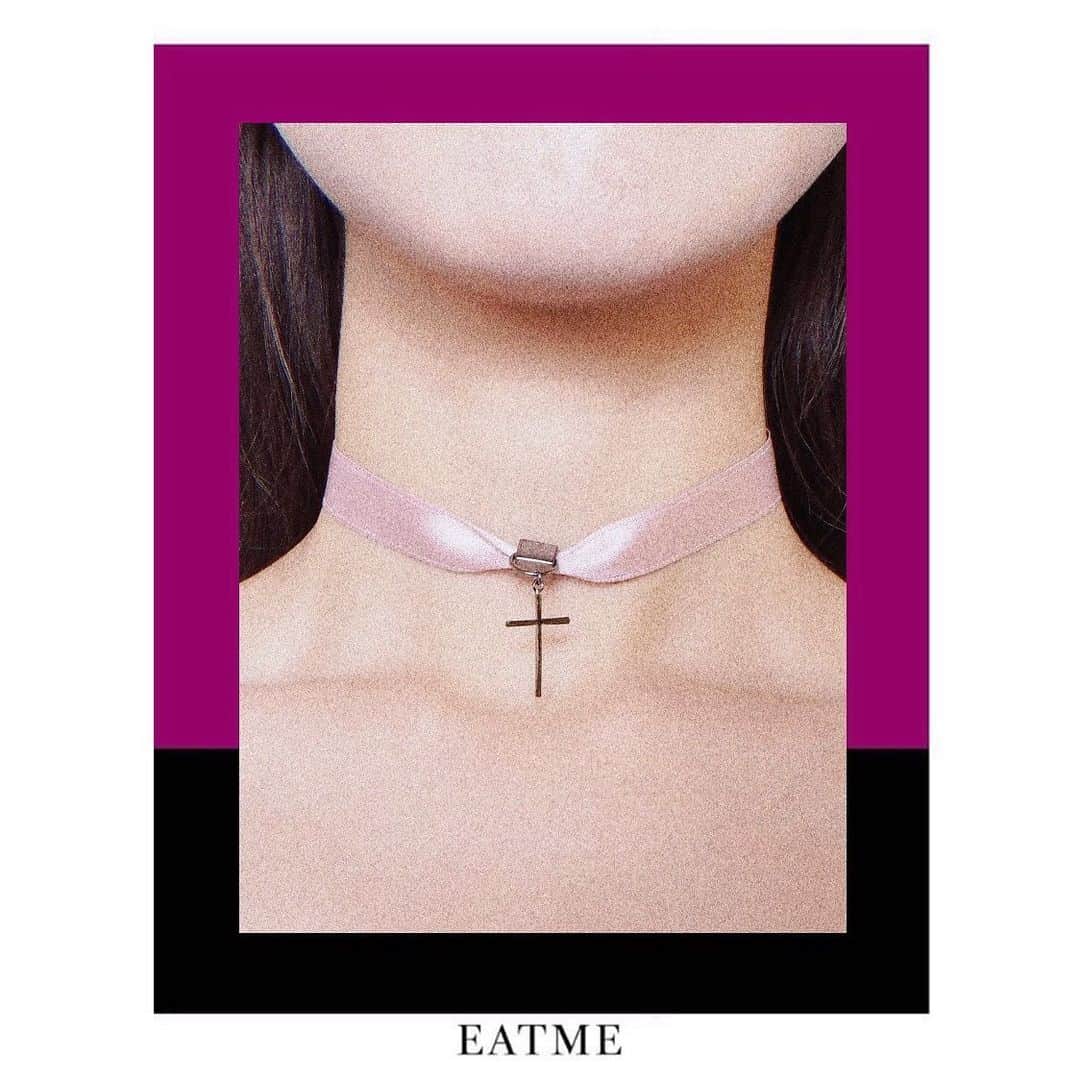 EATMEさんのインスタグラム写真 - (EATMEInstagram)「12.11 update... #EATME #DECEMBER #NEW #ITEM #🌹 チョーカー➡︎12.13発売予定 . TOP画面のURLからEATME WEB  STOREをCHECK💁🏻‍♀️ @eatme_japan . マットサテンリボンクロスチョーカー（ #CHOKER ） ¥2,500（＋tax） COLOR🎨: PNK.BLK . #EATME_STYLING #eatmejapan #イートミー」12月11日 17時26分 - eatme_japan