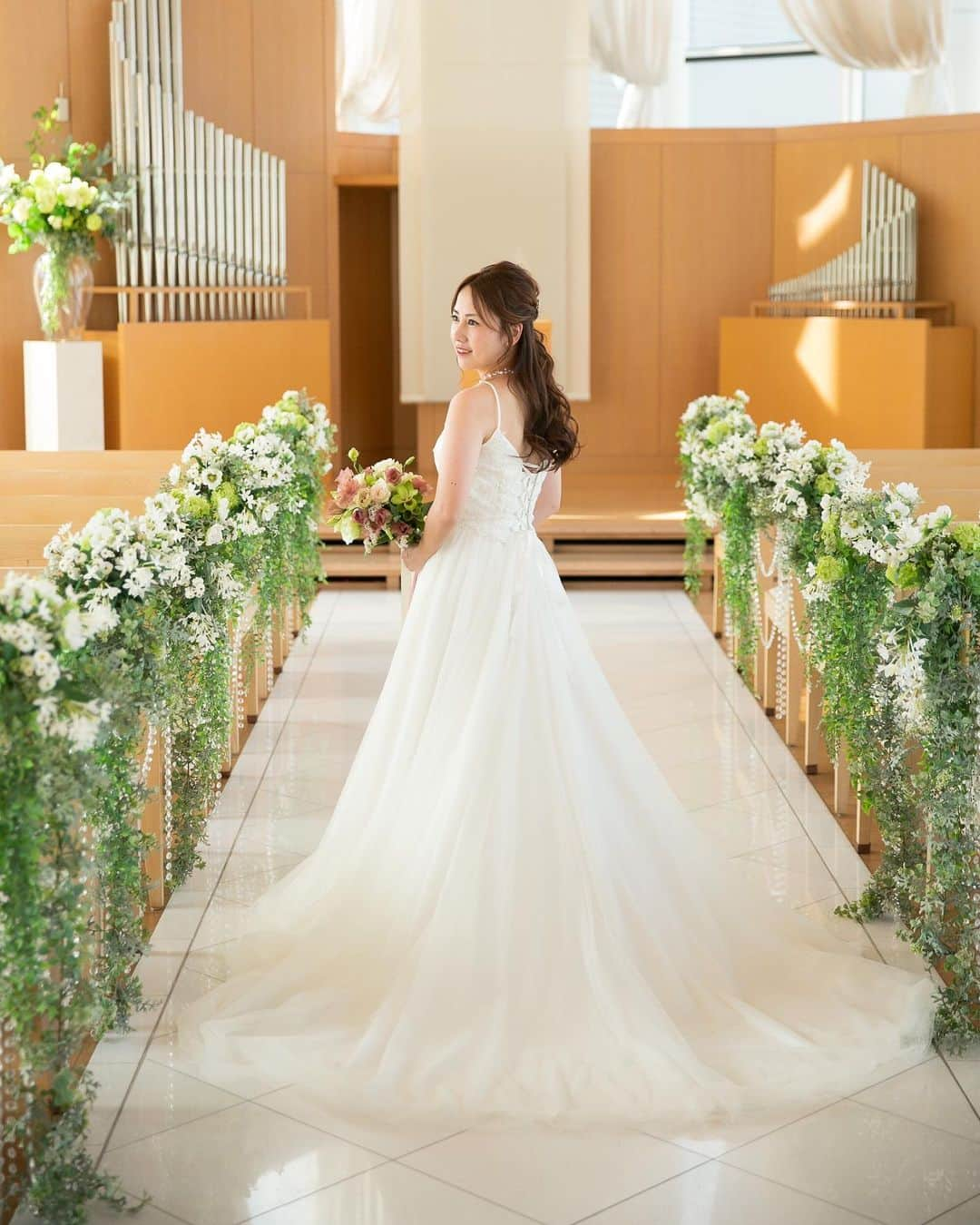 【公式】小さな結婚式さんのインスタグラム写真 - (【公式】小さな結婚式Instagram)「@petit.wedding をフォローしてね♩ #小さな結婚式 をつけてのお写真投稿も大歓迎です♡ こちらの公式IGでリグラムさせていただきます＊ .  特別な一日を形に残しませんか？* 木のぬくもり溢れるチャペルでの挙式は アットホームな雰囲気の中 素敵なウェディングが叶います♡ . >>#小さな結婚式千葉店 . ——————— #小さな結婚式  #petitwedding #前撮り #結婚式  #プレ花嫁 #卒花 #アットホーム #少人数 #家族婚 #少人数結婚式 #ウェディング #ウェディングドレス #wedding #bridal #weddingdress #花嫁 #結婚式準備 #式場探し #日本中のプレ花嫁さまと繋がりたい #結婚式の思い出に浸る会 #結婚準備 #千葉 #千葉花嫁 #チャペル  #チャペル挙式 #フォト #フォトウェディング #チャペルフォト」12月11日 17時27分 - petit.wedding