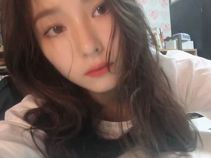 シン・セギョンのインスタグラム：「오늘 메이크업 👄#velvetblurredlip #pinkrobefilter」