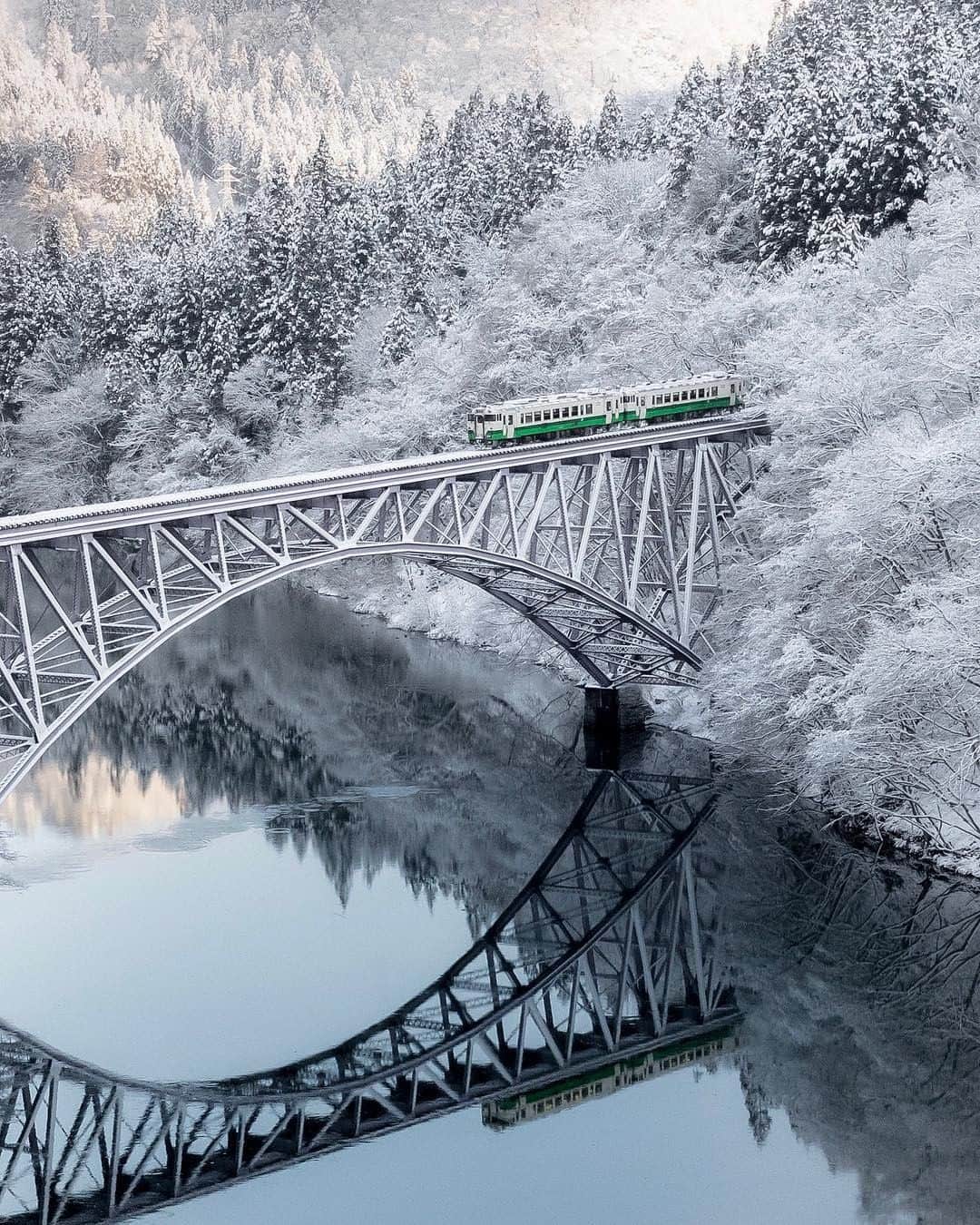 のインスタグラム：「. Passengers on the Tadami Line are treated to a magnificent view of the silver and white surroundings in the heart of winter✨ #DramaticDecember . 走る姿も美しい #只見線 🚃 車窓から見る白銀の世界は絶景です❄️ . . photo by @kazumma527 Post your memories with #FlyJAL  #JapanAirlines #japan #fukushima #wintermagic」