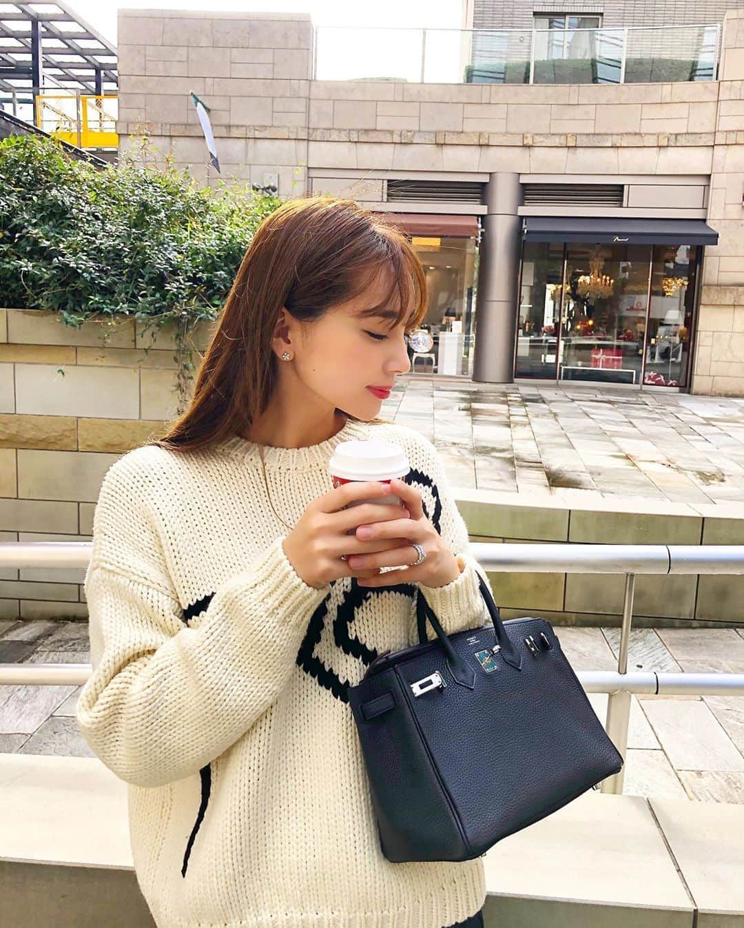 岡部あゆみさんのインスタグラム写真 - (岡部あゆみInstagram)「☕️❄️ 久しぶりにQ&A♡ コメント欄にどうぞ!」12月11日 17時39分 - ayumi_okabe