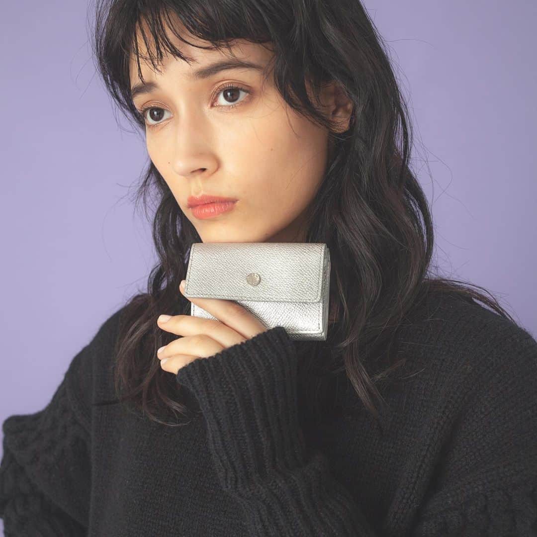 SMIRNASLI_officialのインスタグラム：「. 小物特集❤︎ クリスマスプレゼントにも最適な 小物たちを今週はご紹介！ まずはレザーミニウォレット！ 牛革で質が高いから 長持ちしてくれてプレゼントに最適🎁 . color Black/Silver/Multi . #smirnasli #サミールナスリ #wallet #ミニ財布 #プレゼント」