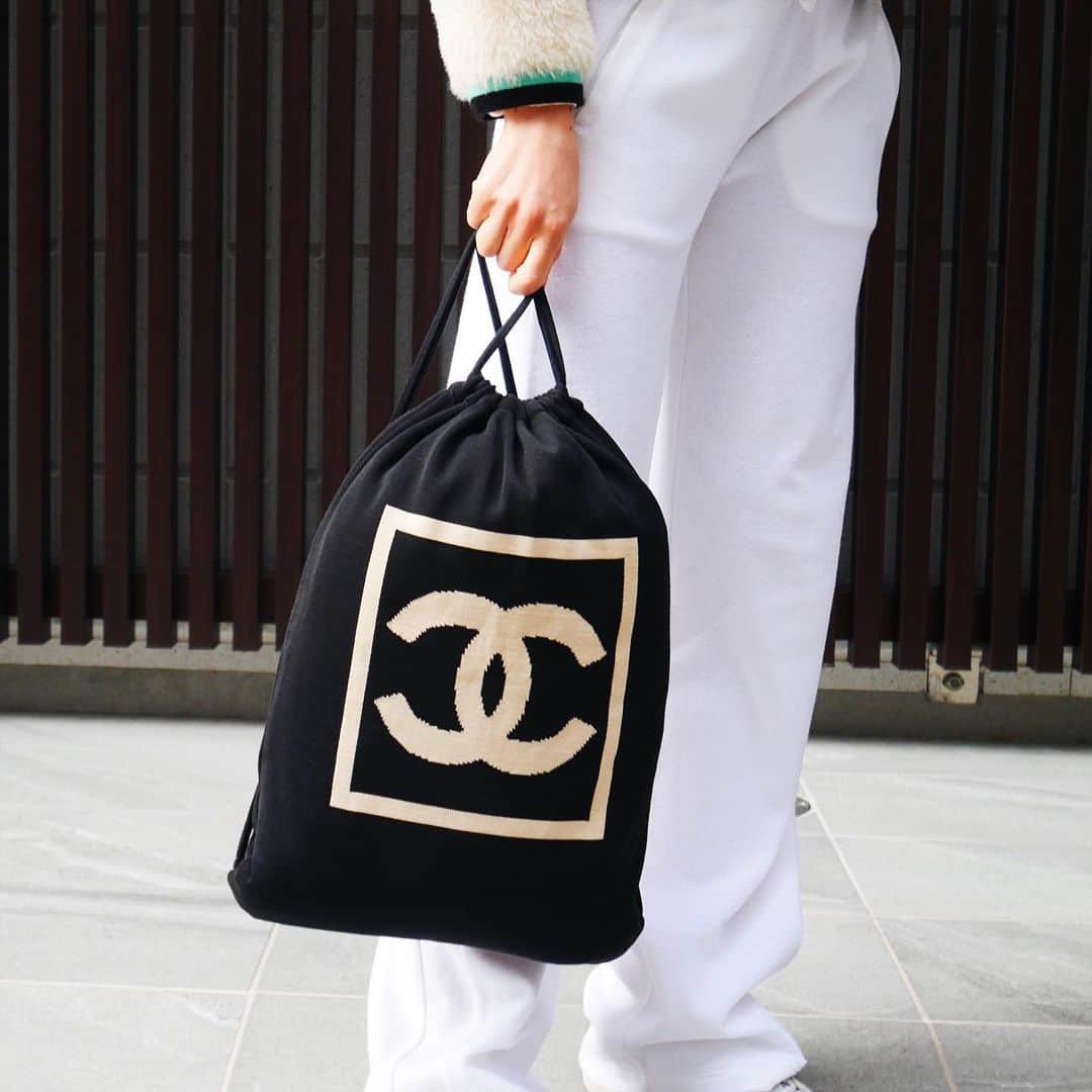 Vintage Brand Boutique AMOREさんのインスタグラム写真 - (Vintage Brand Boutique AMOREInstagram)「Back in stock!! Chanel sport cotton backpack ▶︎Free Shipping Worldwide✈️ ≫≫≫ DM for more information 📩 info@amorevintagetokyo.com #AMOREvintage #AMORETOKYO #tokyo #Omotesando #Aoyama #harajuku #vintage #vintageshop #ヴィンテージ #ヴィンテージショップ #アモーレ #アモーレトーキョー #表参道 #青山 #原宿#東京 #chanel #chanelvintage #vintagechanel #ヴィンテージ #シャネル #ヴィンテージシャネル #amorewardrobe #アモーレワードローブ」12月11日 17時37分 - amore_tokyo