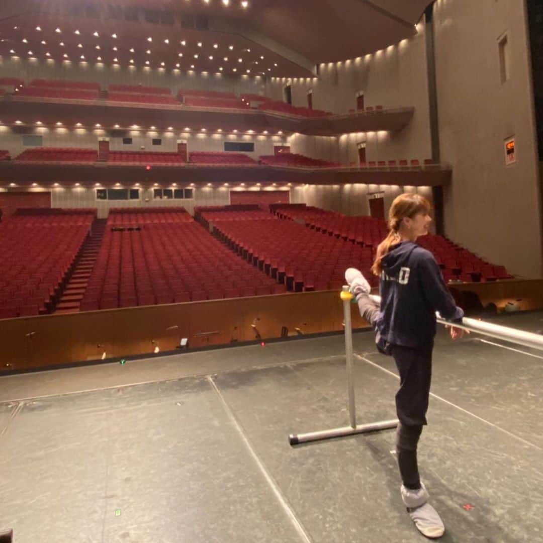 中村祥子さんのインスタグラム写真 - (中村祥子Instagram)「福岡サンパレス✨ 16歳の時にこの舞台で踊って以来の 久々のサンパレス☺️ ここから夢を叶えるための挑戦が始まったんだなぁといろんな思い出が蘇りました。そんな思い出もあり、今回舞台を観に来て下さった方々には今の自分がどうバレエと向き合い、何を感じながら経験を積んできたかを少しでも伝えられればというおもいで踊らせて頂きました。 ここから飛び立ち、様々な出会いや経験を重ね、課題ともぶつかりながら吸収してきたものには、踊るというだけではない、奥深いものを感じ私なりに見出してこれたように感じています。セリフのない踊りから、溢れ出る何かを伝えたいという思いがすごくありました。ちょっとしたハプニングはありましたが😅 舞台という場で起こりうることを受け止め、最後までその瞬間の世界観を崩すことなく舞台に立つということも舞台に立つものの責任でもあり、試練です。 舞台ではどんなことでも起こりうる‼️ 緊張感を保つ大切さを学びながら、 昨日のあの瞬間を舞台で生きられたと思います。地元九州でたくさんの方々に支えられ、応援して頂き、こうやってまたこの劇場で自分の全てを観て頂けたことに本当に感謝の気持ちです✨✨☺️ ありがとうございました✨ またいつかこの舞台から新たな自分を お届けできることを願ってます。 #中村祥子 #髙橋裕哉 ##kバレエ #隠し撮り #第二弾😆 @shoheihoriuchi_ #ありがとう😘💕💕💕#chacottコーデ」12月11日 17時37分 - shoko_officialpage