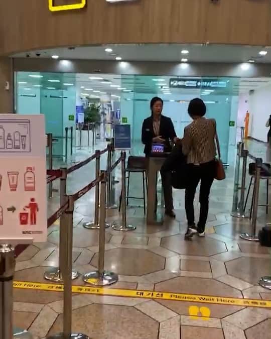 今村沙緒里のインスタグラム：「笑っちゃう☺︎ 日本に帰るとき✈️ ヨンちゃん空港まで送ってくれて。 撮影ダメって怒られちゃう。笑 あっ…！ (ヨンちゃんありがとう＊) ・ この茶色のジャケット🧥 親戚から譲受けた50年くらい前の。 亡くなっちゃったけど… この服にも守られてる気がしました。 良いことも、悪いことも 近しい人に重なり大変だったけど お休みしてた、いろいろを再開！ 昨日は韓国語のレッスンへ。 大事な人に感謝しながら 楽しい、わくわくする、を 人生でたくさん、見つけていきたい。 一緒にいて、楽しい人が好き。 #airplane #comedy #friend #love #thanks #空港 #コメディー #オッパ？ #また会おうね」