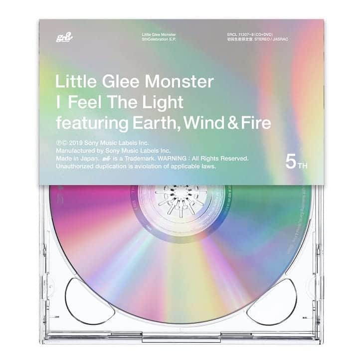 Little Glee Monsterさんのインスタグラム写真 - (Little Glee MonsterInstagram)「. 2019/12/11. 5thCelebration EP『I Feel The Light』Release!!!!! . 「I Feel The Light featuring Earth, Wind & Fire」は、LAでレコーディングを行ったEarth, Wind & Fireとのコラボ曲！. 「コカ・コーラ」のウィンターキャンペーン2019ソングに起用されているハッピーなクリスマスソング「愛しさにリボンをかけて」はもちろん、初音源化のライブ音源など、他3曲を収録しています😊  初回生産限定盤特典のDVDには. 📀「I Feel The Light featuring Earth, Wind & Fire」ミュージックビデオ. 📀「LA Documentary Film」LAでのレコーディングの様子などを語ったソロインタビューを含むドキュメンタリー. を収録！ 盛りだくさんな内容です！. 光差すキラキラとしたアートワークにもご注目ください！  #littlegleemonster #ifeelthelight #愛しさにリボンをかけて」12月11日 17時45分 - littlegleemonster_official