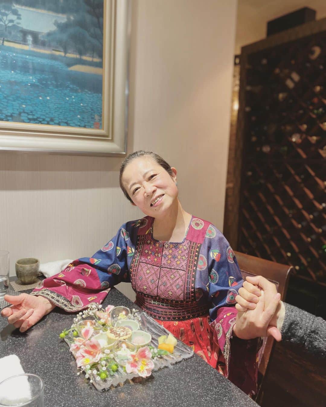 松本野々歩のインスタグラム：「12月10日は 母の誕生日  私の周りはチャーミングな人で溢れているけれど わたし的ベストオブ チャーミングは 群をぬいて母  母が 尊敬してやまない 中村哲さんのお葬式の日でもあった昨日は 追悼の意を込めて アフガニスタンの民族衣装を着て 家族でささやかな誕生日会  写真 撮って撮ってとせがんだり お店で出てきたデザートに飾られていたお花を頭に飾ったり 店員さんにわがまま言ったので「ガンジーや中村哲さんはそんなこと言わないよ」と言ったらちょっとシュンとしたり 最後にお店で 立ちあがって 締めの言葉を述べようとして、 ほかにお客さんがいたのでみんなで全力で止めて、家で改めて言ってもらったら 家族なのに 「祝ってくれてありがとうございました。楽しい夜でした。」と丁寧に心からお礼を言ったり  容姿は益々似てくる一方だけど そのチャーミングは ぜひ遺伝であってほしいな  おめでとうみじゃ❤️ ・ ・  プレゼントは 先日おかっぱちゃんハウス（ @okappachanhouse ）で買った conyonさん（ @conyon）のピアス 白い繊細なビーズが 白髪とも合うんだなぁ  #みじゃコーデ #ののほじゃなよ」