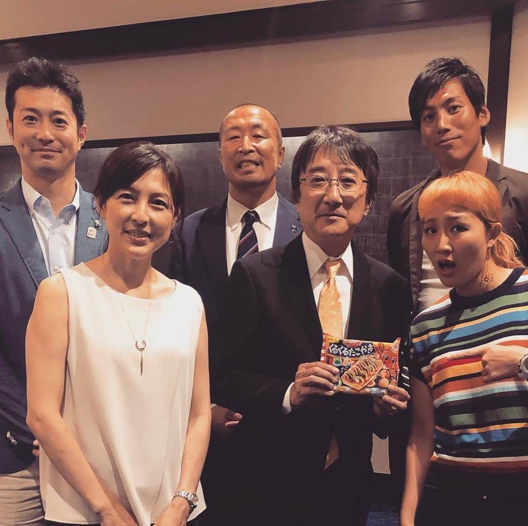 越川優さんのインスタグラム写真 - (越川優Instagram)「越川優ファンミーティング2019 「今年は大忘年会だよ！全員集合〜」 の、詳細が決定致しました✨  参加希望の方は、 12月14日10:00までに、 下記のメールアドレスにお申し込みください。  koshikawa.fan.yu7@gmail.com  お申し込みの際には必ず、  件名『FM2019参加申し込み』  氏名・住所・ご連絡先 ・下記のいずれかのプラン希望かをご明記ください。 ＊尚、今回は30名以上の応募がありましたら開催予定です。  日時 2019年12月29日 15:00-17:00予定  場所 恵比寿駅周辺  費用 ①¥3,000-（税込） ②¥5,000-(税込) ※この日だけの限定グッズ付  内容 ・フレンドリーな距離感でのトークショー ・プレゼント大抽選会 ・特別ゲストの登場(写真の中の誰か😋) みなさーん！全員集合〜だよー！！😆😊 #越川優  #ビーチバレー」12月11日 17時56分 - yu_koshikawa