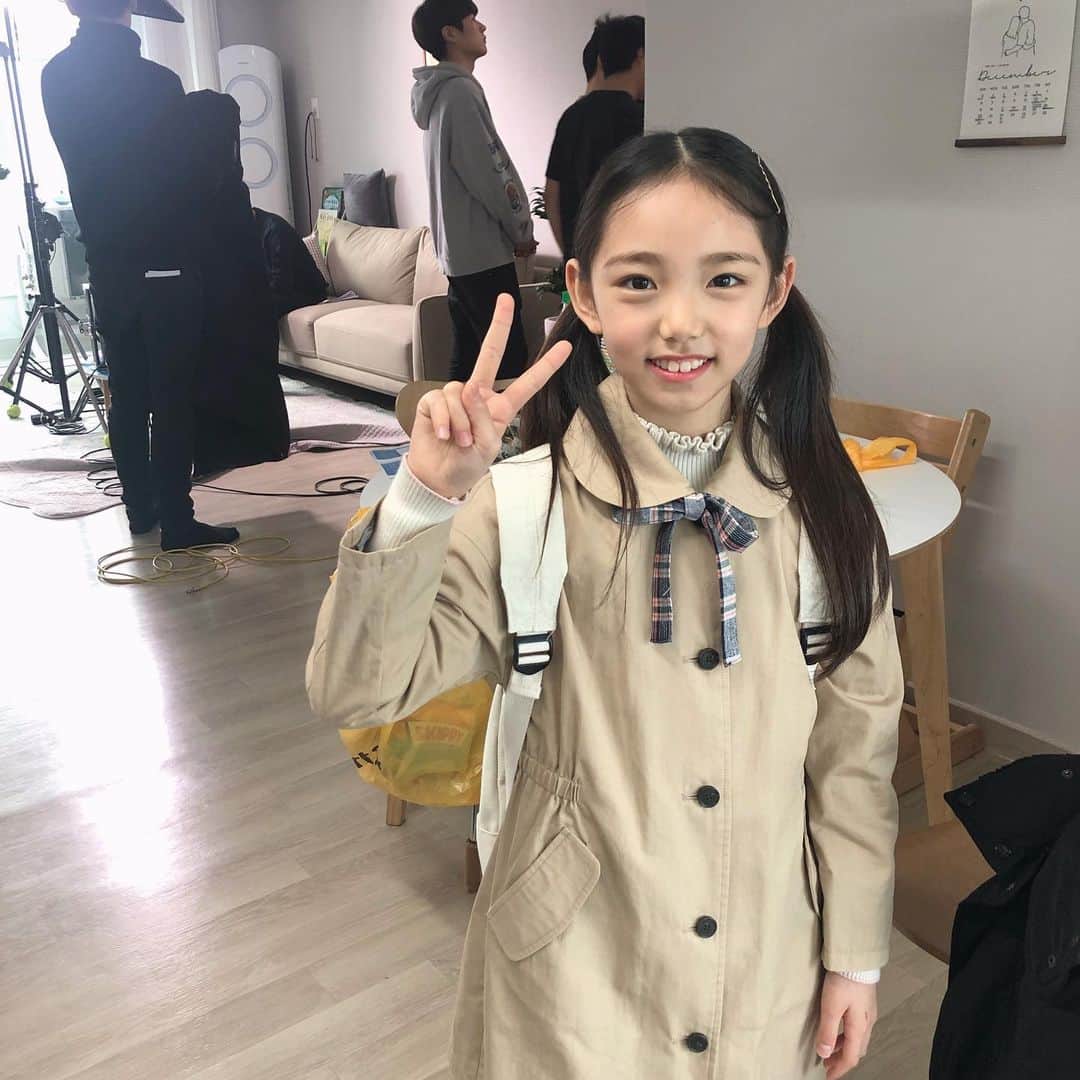 ウンチェのインスタグラム：「. 오늘은 아가아가👧🏻 . . #수요일 #일상 #daily #촬영중 #키즈모델 #아역배우 #이은채」