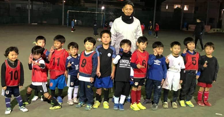 馬渡和彰さんのインスタグラム写真 - (馬渡和彰Instagram)「先日僕がサッカーを始めた #三宿サッカー少年団 に行ってきました！﻿ ﻿ 僕が通っていた時よりも校舎が大きくなって、少し校庭も狭くなったし、明かりもちょっと少なめです💦﻿ ﻿ でも僕の時にはなかったキッズクラスもあるみたいで、今日はその練習にお邪魔してきました！！﻿ ﻿ こんなに小さな子供たちが一生懸命サッカーボールを追いかけてる環境をどうにか良くしてあげたいな〜🤔」12月11日 17時56分 - kazuaki_mawatari