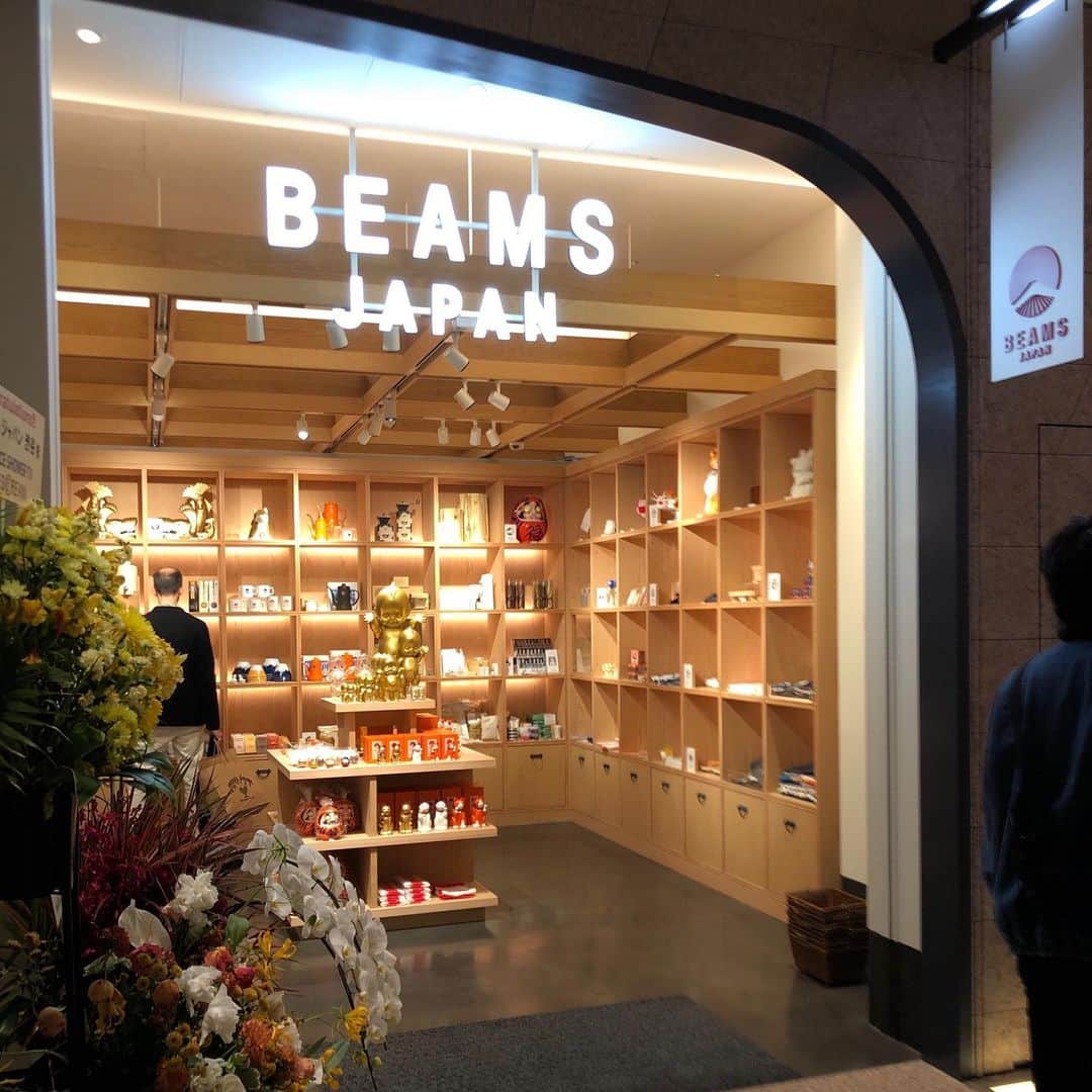 のインスタグラム：「日本のファッション、音楽、カルチャー。そのすべてを牽引してきた渋谷の街にBEAMS JAPANがオープンしました。﻿ ﻿ 場所は、渋谷の新たなランドマークとなる『渋谷フクラス』に誕生する『東急プラザ渋谷』。“日本の銘品”、“日本のポップカルチャー”、“日本のファッション”といったBEAMS JAPANの軸はそのままに、ここでしか手にできない“渋谷土産”も豊富に取り揃え、新宿本店とはひと味違ったお店で皆様をお待ちしております。﻿ ﻿ ﻿ ☎︎03-5368-7314﻿ #beams﻿ #beamsjapan﻿ #beamsjapan1st﻿ #ビームスジャパン﻿ #渋谷﻿ #東急プラザ渋谷﻿ #フクラス﻿」