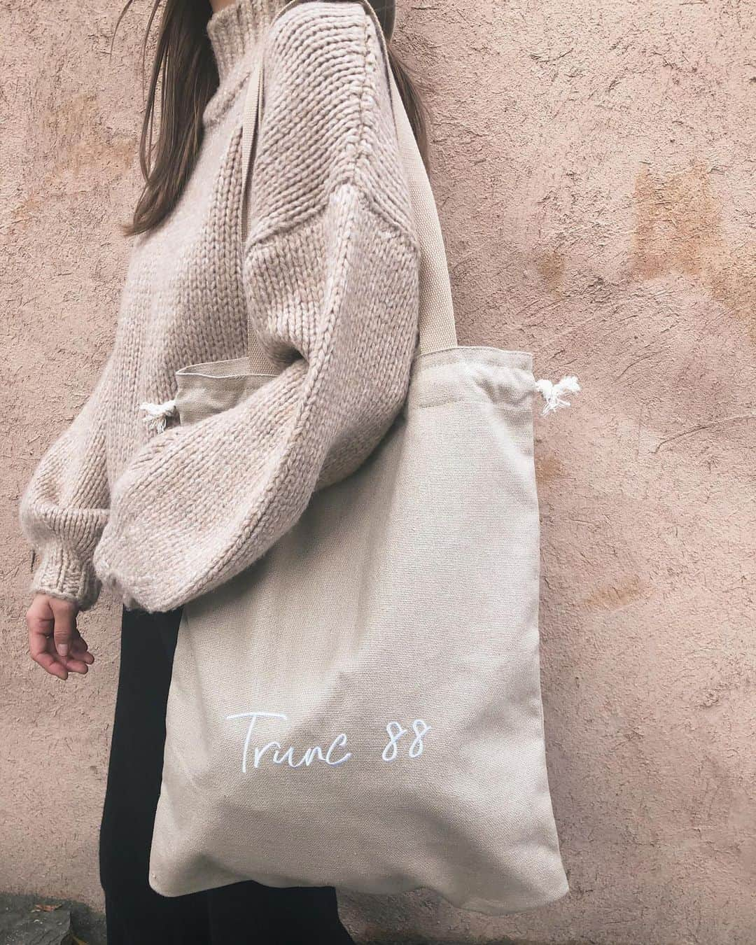 佐野真依子さんのインスタグラム写真 - (佐野真依子Instagram)「本日12/11 18:00〜 大人気の即完売Embroidery Totebagが再入荷して 販売開始致しました♡ すぐにお届けのアイテムです📦 今回も大人気が予想されるので お早めにチェックしてみてね🔍 今回は内側にポケットが付いて さらに使いやすく、 TRUNC88ロゴをあしらった、 たっぷり大きめサイズで使いやすい シンプルコットントートバッグ♡ そのまま肩にかけて スクエアタイプにも 紐を締めて巾着タイプとしても 2WAYでお使いいただけます♡ 刺繍のロゴが映えるシンプルな デザインに仕上げました♡ 肩にかけやすい長めの肩紐も ポイントです♡ 大容量のトートはマザーズバッグにもとってもオススメ♡ どちらもベージュカラーベースで ブラックロゴのBEIGE ホワイトロゴのLight Beige 合わせやすい2色を ご用意しました♡ @trunc88_official  #trunc88」12月11日 18時00分 - sanomaisanomai