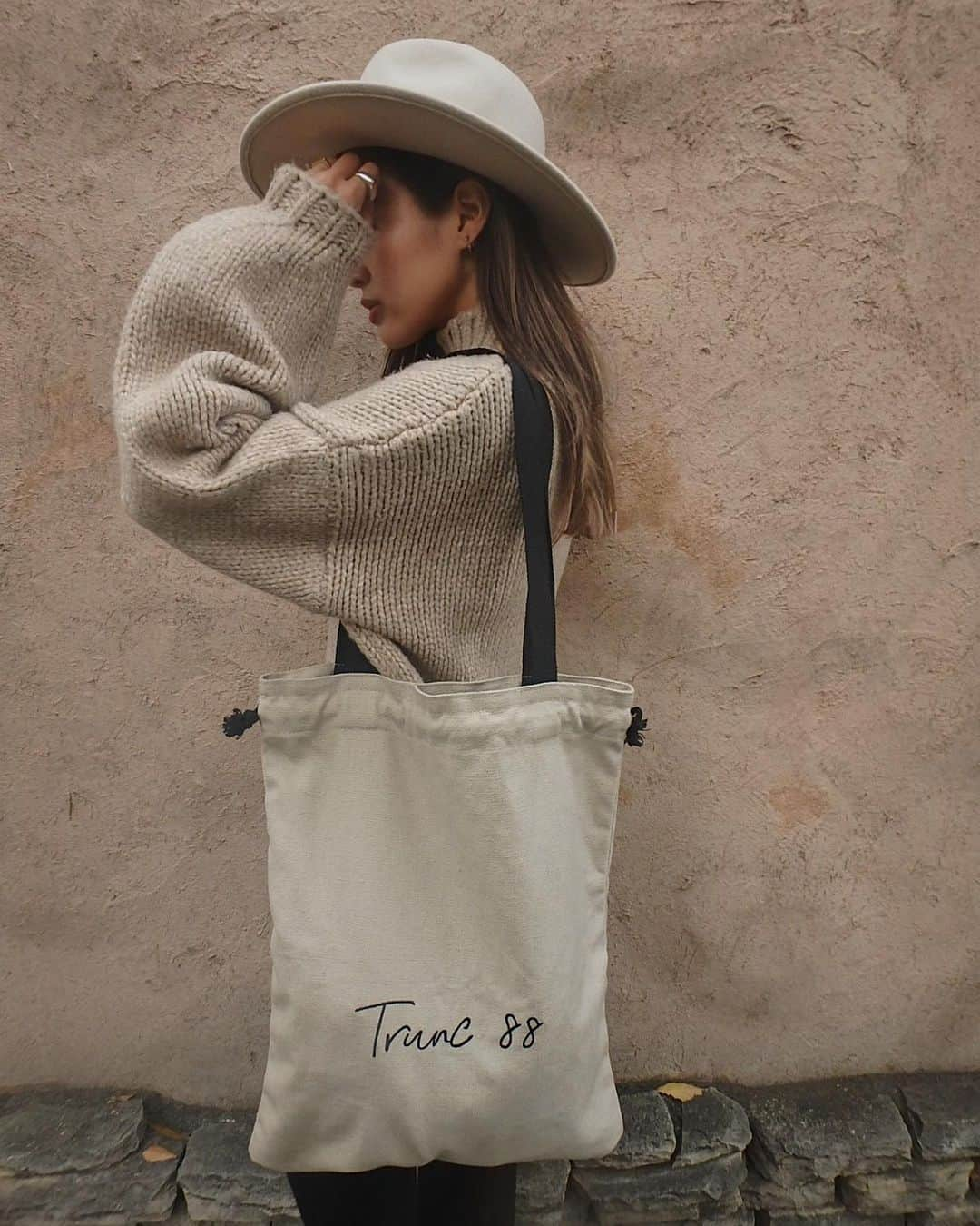 佐野真依子さんのインスタグラム写真 - (佐野真依子Instagram)「本日12/11 18:00〜 大人気の即完売Embroidery Totebagが再入荷して 販売開始致しました♡ すぐにお届けのアイテムです📦 今回も大人気が予想されるので お早めにチェックしてみてね🔍 今回は内側にポケットが付いて さらに使いやすく、 TRUNC88ロゴをあしらった、 たっぷり大きめサイズで使いやすい シンプルコットントートバッグ♡ そのまま肩にかけて スクエアタイプにも 紐を締めて巾着タイプとしても 2WAYでお使いいただけます♡ 刺繍のロゴが映えるシンプルな デザインに仕上げました♡ 肩にかけやすい長めの肩紐も ポイントです♡ 大容量のトートはマザーズバッグにもとってもオススメ♡ どちらもベージュカラーベースで ブラックロゴのBEIGE ホワイトロゴのLight Beige 合わせやすい2色を ご用意しました♡ @trunc88_official  #trunc88」12月11日 18時00分 - sanomaisanomai