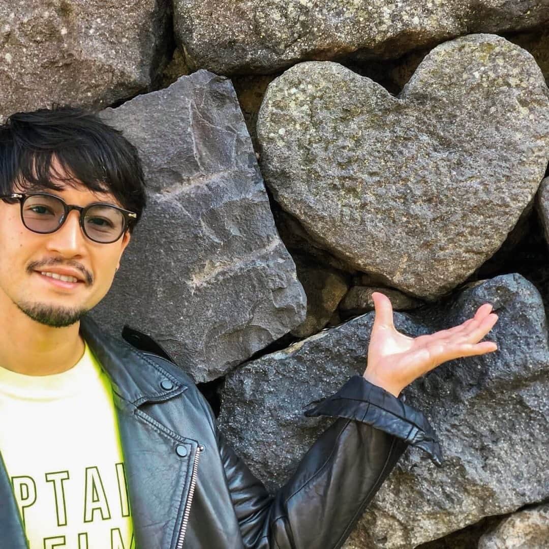 小柳津林太郎さんのインスタグラム写真 - (小柳津林太郎Instagram)「長崎パート3✨  川沿いにこんな石があったとは、、、☺️ #恋する長崎 にふさわしい一枚。  HafHの @dejima_r が教えてくれたのですが、きっと彼も高校時代ロマンチストだったのでしょう（笑）  #バチェラー #バチェラー2 #bachelorjapan #バチェラージャパン #小柳津林太郎 #ghost  #アマゾンプライム #thebachelor #rinstagram #川 #ハート岩 #ハート #ロマンチスト #長崎 #眼鏡橋 #旅行 #カップルにオススメ #🖤 #🌹」12月11日 18時00分 - rinsta_gram1002