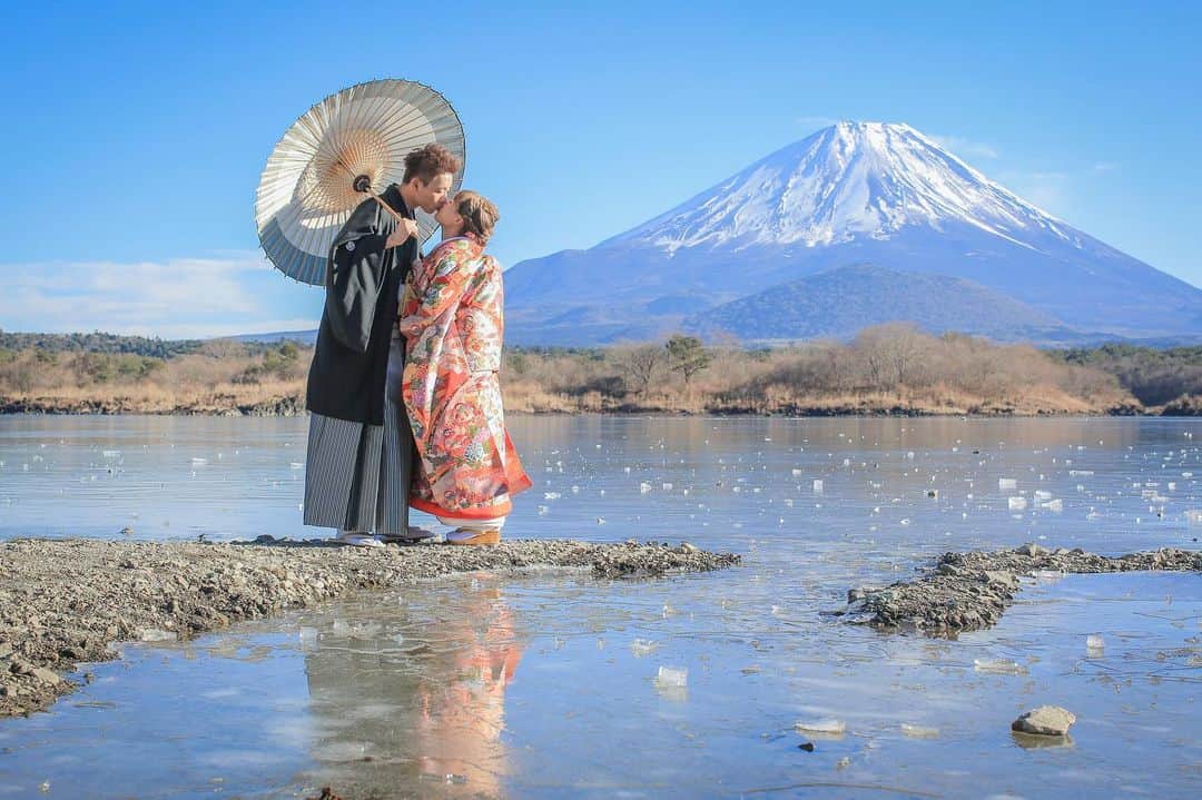 Decollte Wedding Photographyのインスタグラム：「【 富士山 Mt.Fuji 】Mt.Fuji studio still available from January to March🤩❤️﻿ ﻿ All photos by @rei_kinoshita_tvb ﻿  @studioaqua.fuji ﻿ @decollte_weddingphoto﻿ @decollte_weddingstyle﻿ ﻿ ﻿ #japan #mtfuji #fuji #Decolltephotography #weddinginspiration #Weddingphotography #prewedding #weddingphoto #overseasprewedding #japaneseprewedding #japanwedding #landscapephotography #romantic #love #happiness #日本 #富士山 #海外婚紗 #婚紗 #唯美 #신부 #웨딩 #웨딩사진」