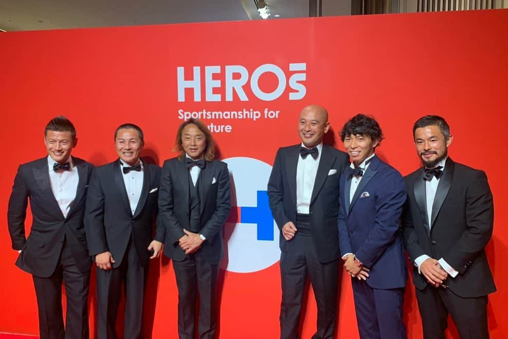 播戸竜二さんのインスタグラム写真 - (播戸竜二Instagram)「『HEROs AWARD2019』 ・ アスリートの人達の社会貢献活動に対しての表彰式です！ ・ サッカー界からは、日本障害者サッカー連盟が受賞し、会長の北澤豪さんが表彰されました！ ・ 巻誠一郎の復興支援も表彰されました！ ・ いろいろ素晴らしい活動をしている先輩や後輩に刺激を受けました！⚽️ ・ いろいろなアスリートとも交流でき、素晴らしいアワードでした！ ・ アスリートのチカラで、社会をもっと良くできるように頑張ります！ ・ ・ #ヒーローズアワード #日本財団 #中田英寿 #発起人 #タキシード #もっと着たい」12月11日 18時02分 - ryuji_bando