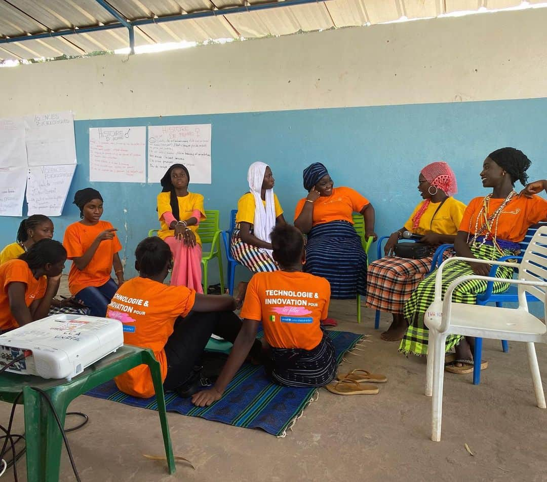 ジジ・ハディッドさんのインスタグラム写真 - (ジジ・ハディッドInstagram)「Yesterday, at a Youth Center in Kolda, where we met with the Young Women’s Club who have recently completed a 12-day UNICEF supported Digital and Entrepreneurial Workshop where they learned video, website, podcast, and app making, and even how to build and program a robot!! Their presentations were based on themes they chose, of important messaging they have been discussing with the Youth Center, such as underaged-marriage and FGM. These girls were so inspiring ! & they want you to know that they are intelligent leaders, and just as competent as women from urban areas; they just want to be given the tools to succeed! They want to be doctors, lawyers, agriculture engineers, & journalists, (one girl even said she wants to work for UNICEF!!:)), and are inspiring more youth here to open often-taboo conversation topics to spread sensitization in their communities and families !! So grateful to them for sharing their stories and projects with us. As always, we ask permission of anyone whose photos we take and before our visits everyone present is made aware and asked if they’d like to take part. Also, my first question is always “What would you like us to tell the world about you?” to make sure the narrative is reflective of that. Huge appreciation for everyone who let us share their stories this week to help spread awareness about how and why UNICEF support is needed and how we can all help! 🧡 🇸🇳」12月11日 18時07分 - gigihadid