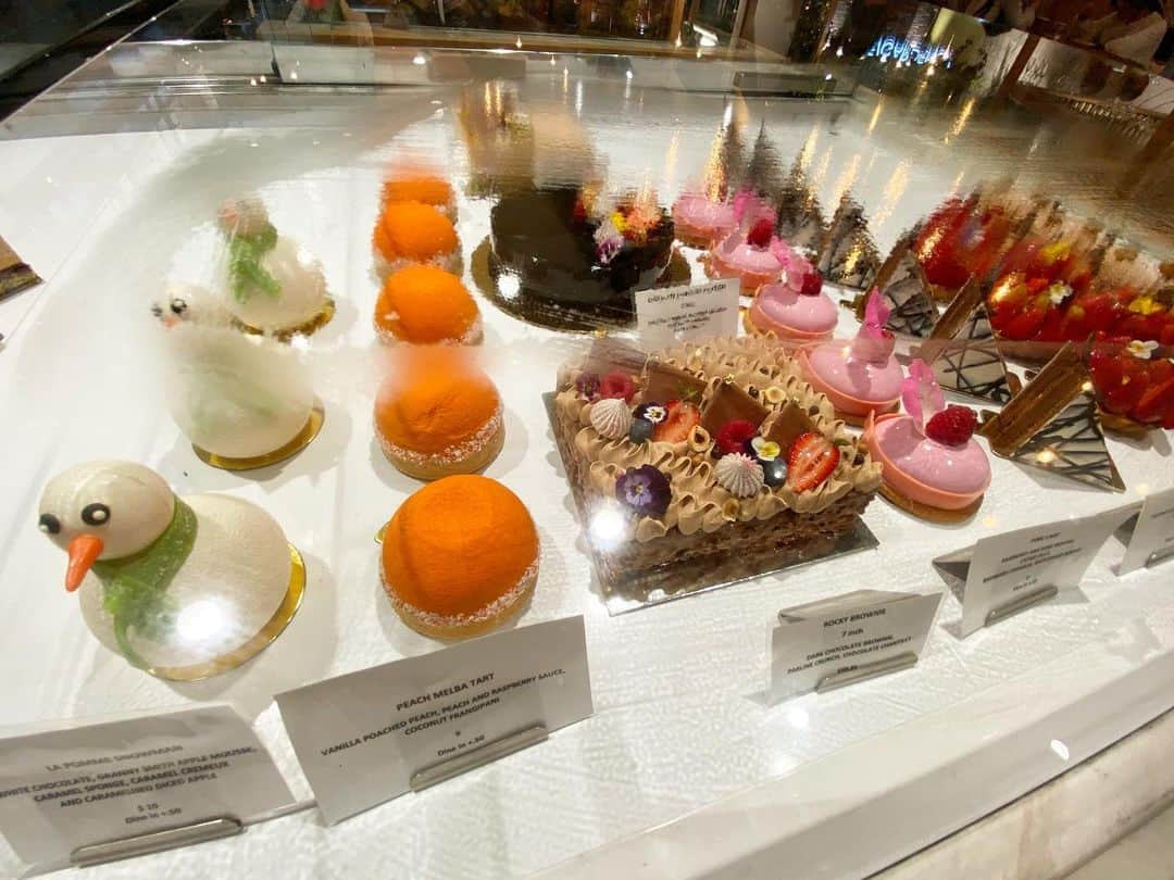 荒尾茉紀さんのインスタグラム写真 - (荒尾茉紀Instagram)「おいしそう……💕と思いながらも、高いなーと我慢する無職のわたし😅💦 #sydney #cake」12月11日 18時08分 - maki.arao