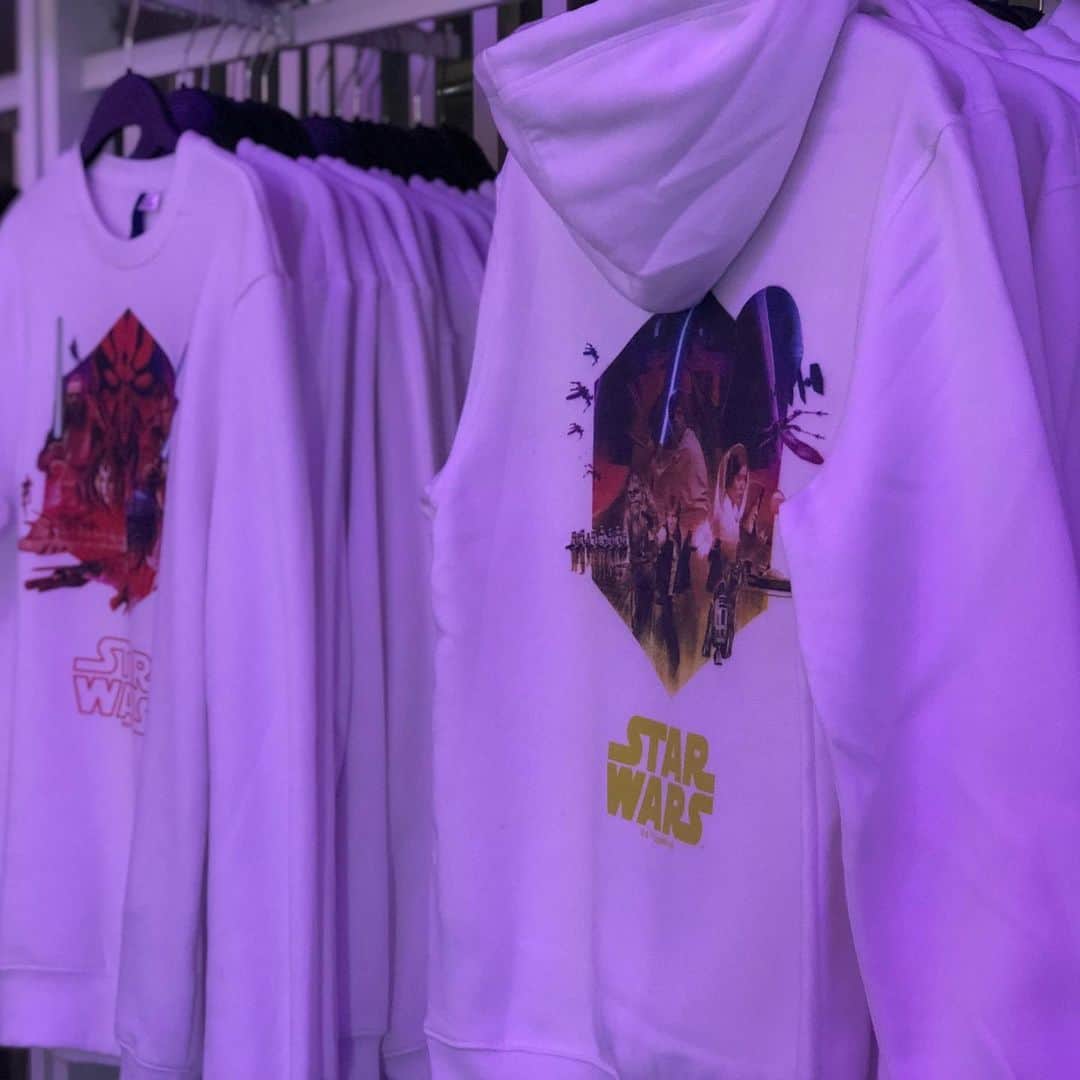UOMOさんのインスタグラム写真 - (UOMOInstagram)「H&M x StarWars リデザイン・ラボ 12月12日（木）から15日（日）までの期間中、H&M原宿限定でディズニー『スター・ウォーズ™・サーガ』プリントの没入型AR（拡張現実）体験と、アイテムカスタムが楽しめるリデザイン・ラボを開催！　@hm  ARによる仮想現実内にて、まずは反乱軍と帝国軍どちらか選択し、約20種類の『スター・ウォーズ™・サーガ』プリントから好きなパーツを組み合わせてカスタマイズTシャツ＆パーカをデザイン。その場でプリントしてくれる。  ひと足先におこなわれた体験会では話題のインフルエンサー、YOSHIさん @yoshi.226 も参加し、ARによるインタラクティブなデザイン体験を楽しんだ。スター・ウォーズファンも必見の本イベント、最新作の公開を前に一着 いかがでしょう。  #HM #starwars #エイチアンドエム #スターウォーズ」12月11日 18時09分 - uomo_magazine