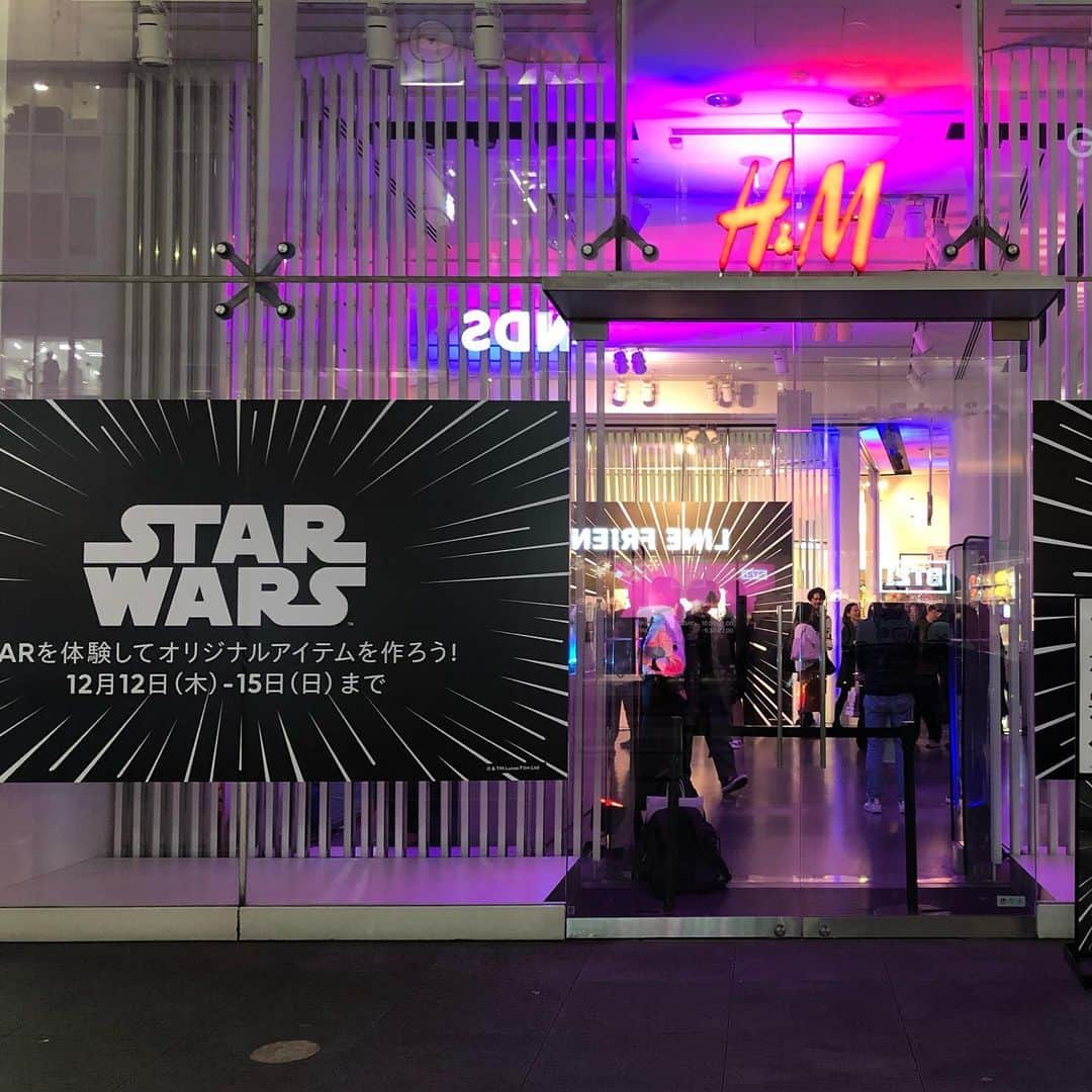 UOMOさんのインスタグラム写真 - (UOMOInstagram)「H&M x StarWars リデザイン・ラボ 12月12日（木）から15日（日）までの期間中、H&M原宿限定でディズニー『スター・ウォーズ™・サーガ』プリントの没入型AR（拡張現実）体験と、アイテムカスタムが楽しめるリデザイン・ラボを開催！　@hm  ARによる仮想現実内にて、まずは反乱軍と帝国軍どちらか選択し、約20種類の『スター・ウォーズ™・サーガ』プリントから好きなパーツを組み合わせてカスタマイズTシャツ＆パーカをデザイン。その場でプリントしてくれる。  ひと足先におこなわれた体験会では話題のインフルエンサー、YOSHIさん @yoshi.226 も参加し、ARによるインタラクティブなデザイン体験を楽しんだ。スター・ウォーズファンも必見の本イベント、最新作の公開を前に一着 いかがでしょう。  #HM #starwars #エイチアンドエム #スターウォーズ」12月11日 18時09分 - uomo_magazine