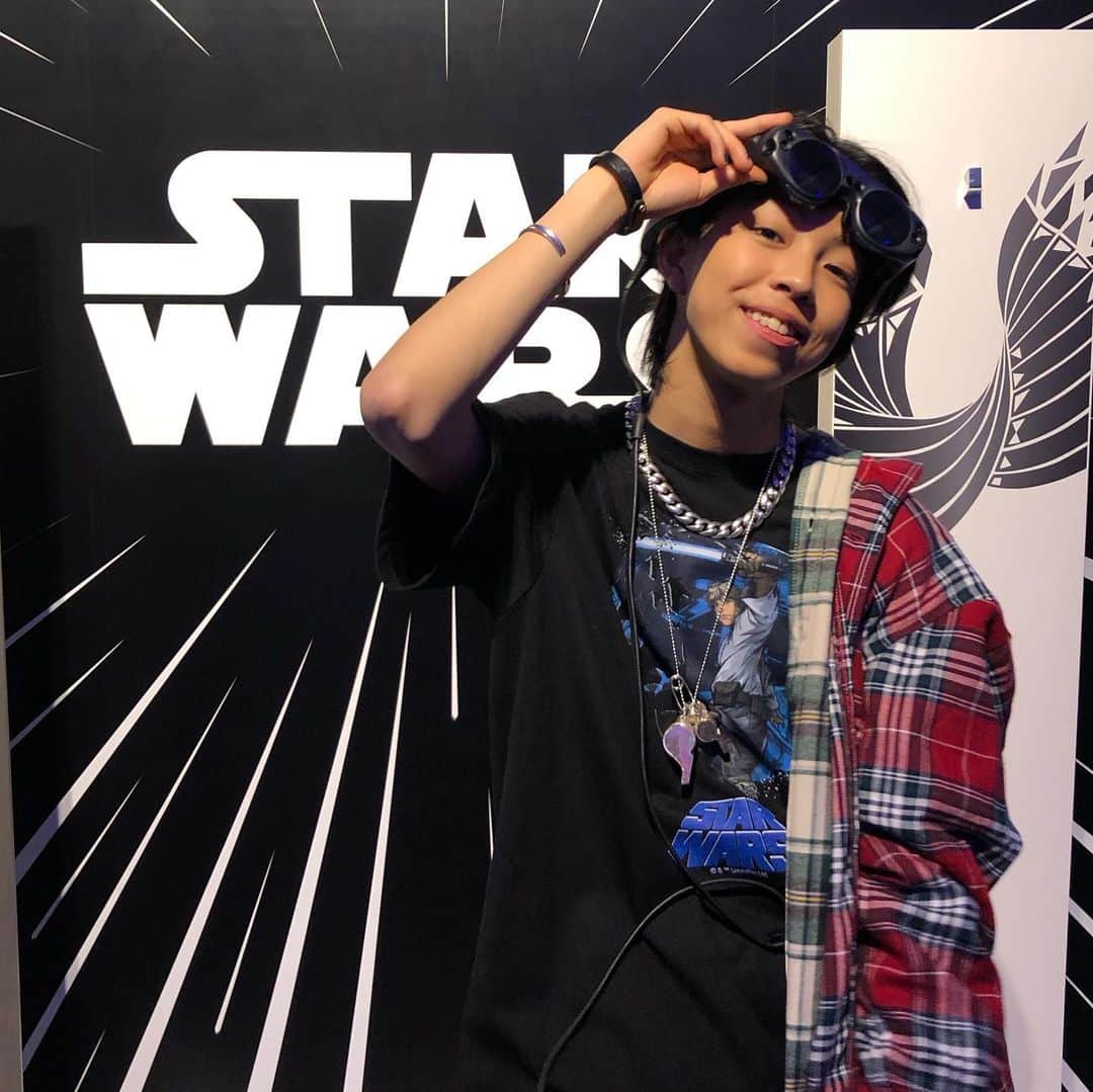 UOMOさんのインスタグラム写真 - (UOMOInstagram)「H&M x StarWars リデザイン・ラボ 12月12日（木）から15日（日）までの期間中、H&M原宿限定でディズニー『スター・ウォーズ™・サーガ』プリントの没入型AR（拡張現実）体験と、アイテムカスタムが楽しめるリデザイン・ラボを開催！　@hm  ARによる仮想現実内にて、まずは反乱軍と帝国軍どちらか選択し、約20種類の『スター・ウォーズ™・サーガ』プリントから好きなパーツを組み合わせてカスタマイズTシャツ＆パーカをデザイン。その場でプリントしてくれる。  ひと足先におこなわれた体験会では話題のインフルエンサー、YOSHIさん @yoshi.226 も参加し、ARによるインタラクティブなデザイン体験を楽しんだ。スター・ウォーズファンも必見の本イベント、最新作の公開を前に一着 いかがでしょう。  #HM #starwars #エイチアンドエム #スターウォーズ」12月11日 18時09分 - uomo_magazine
