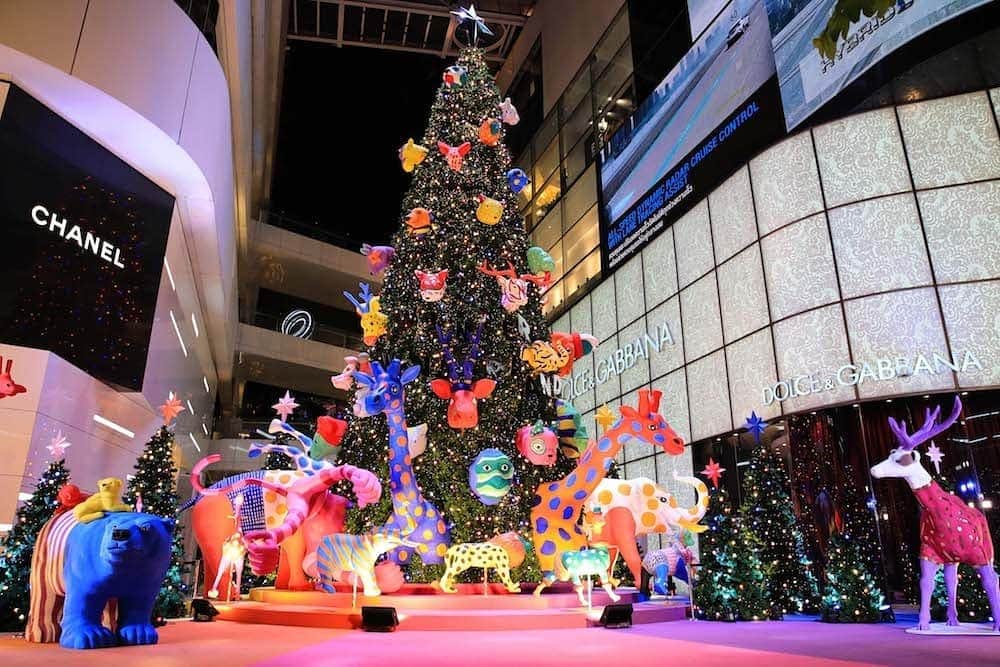 タイ国政府観光庁さんのインスタグラム写真 - (タイ国政府観光庁Instagram)「⠀ ／⠀ 📣注目～！⠀ バンコクのクリスマスイルミネーションをCHECK👀💕⠀ ＼⠀ ⠀ クリスマスシーズンのバンコクは、あらゆるところで個性豊かなクリスマスイルミネーションを見ることができます🎄✨⠀ ⠀ 特に、ショッピングモールやデパートのイルミネーションは豪華絢爛👏⠀ ⠀ ⭐️１枚目　#エムクオーティエ⠀ ⭐️２枚目　#アイコンサイアム⠀ ⭐️３枚目　#セントラルワールド⠀ ⭐️４枚目　#セントラルエンバシー⠀ ⭐️５枚目　#サイアムパラゴン⠀ ⭐️６枚目　#サイアムセンター⠀ ⠀ 皆さんはどのイルミネーションがお好きですか🎅❓⠀ ⠀ #タイ #バンコク #クリスマス #クリスマスイルミネーション #イルミネーション #冬の風景  #はじめてのタイ #もっと知りタイ #こんなタイ知らなかった #年末年始旅行 #冬旅 #thailand #bangkok #christmas #xmas #illumination #christmasillumination #amazingthailand #thailandtravel #thailandtrip #thai #thaistagram #lovethailand #lovethailand #genic_thailand」12月11日 18時23分 - amazingthailandjp