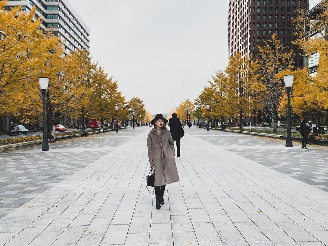 小松あやさんのインスタグラム写真 - (小松あやInstagram)「. お仕事がてら通りがかった東京駅🖤💛🧡 イチョウがきれいな季節になった💛🧡🖤 ・ ・ 撮影 @yumiakihira0521 #多分今週旦那さんより一緒にいる ・ ・ #イチョウ #銀杏 #イチョウ並木 #東京駅 #丸の内 #yellowleaf #tokyostation #フォトジェニックスポット #写真映えスポット」12月11日 18時17分 - i_am_ayakomatsu