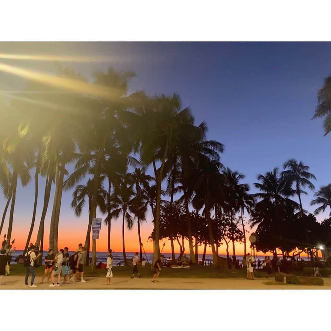 中田奈沙さんのインスタグラム写真 - (中田奈沙Instagram)「Like a postcard🌴 歩いてて適当に押した写真が ポストカードにありそうなくらい 色味が綺麗だった☺️❤️ * #奈沙旅inhawaii * * #hawaii #waikiki #kalakaua #kalakauaave #honolulu #oahu #sunset #evening #beach #waikikibeach #sky #sun #travel #trip #pinksky  #ハワイ #ワイキキ #カラカウア通り #ホノルル #オアフ島 #サンセット #夕陽 #夕焼け #ワイキキビーチ #夕方 #空 #旅行 #旅 #カラカウア」12月11日 18時19分 - nasa_nakada