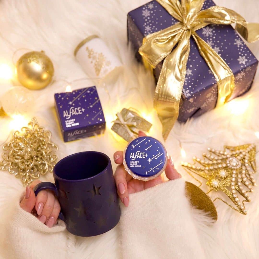オルフェス（ALFACE+）のインスタグラム：「クリスマスが待ち遠しくて、﻿ ついついお買い物🎄✨ ﻿ ﻿ イベントシーズンは、﻿ お肌のセルフケアにも気合を入れて⛄﻿ スリーピングパックでうるおい補給❄﻿ ﻿ 星が煌めくパッケージは、﻿ プレゼントにもぴったり🌟 ﻿ ﻿ ﻿ 💫プレゼントキャンペーン開催中💫﻿ ﻿ 12/5～12/15の期間中の投稿にいいね！＆フォローしてくださった方の中から、﻿ 抽選で30名の方に、﻿ オルフェスの新商品・スリーピングパックとフェイスマスクセットを﻿ プレゼントさせていただきます🎁﻿ ﻿ ぜひいいねとフォローをお願いします❤﻿ ﻿ ﻿ ※当選者の方にはDMでご連絡させていただきます💌﻿ ﻿ ﻿ #オルフェス #クリスマス #Christmas2019 #クリスマスプレゼント #クリスマスコスメ #コスメ #Holiday #ホリデーコスメ #スキンケア #新商品 #newin #イルミネーション #フェアリーライト #クリスマス小物 #star #スターリーナイトジェルマスク #スリーピングパック#プレゼントキャンペーン #キャンペーン #懸賞」