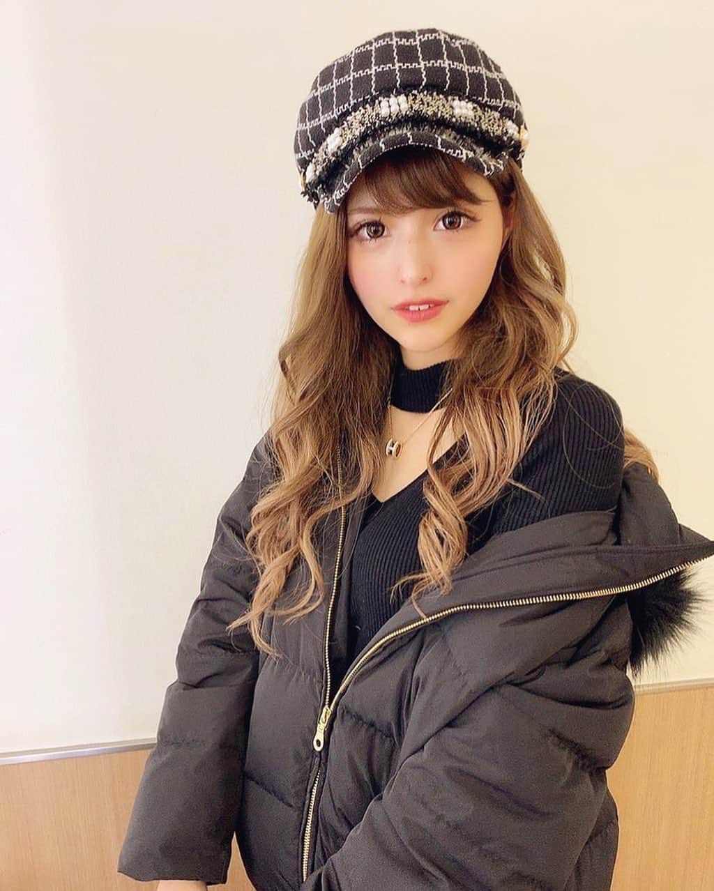 アンジェリカのインスタグラム：「. ᤊ ℕ𝕖𝕨 ⵐャᤖケッᡰ 𝕔𝕙𝕒𝕟⛑❤ .  #パール #可愛い #ツイード #大好き #あんじぇコーデ #私服 #ファッション #コーデ #ブラックコーデ #キャスケット」