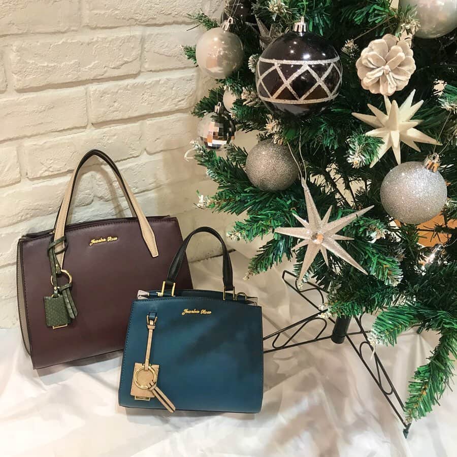のインスタグラム：「. . フェリチタエキゾミクストート(1枚目) ミドルサイズ No.32655 Price:¥12,000(＋tax) . ミニワンハンドル No.32654 Price:9,000(＋tax) Color:ブルーグリーン、マロン、ピンク . フェリチタトート(2枚目) No.32661 Price:12,000(＋tax) color:ブラック、アイボリー、グレージュ . . 東急プラザ表参道原宿店 Tokyu Plaza Omotesando Harajuku 📞03-6804-1361 OPEN/11:00〜21:00 . . #jewelnarose #ジュエルナローズ#tokyo #harajuku #原宿#東急プラザ表参道原宿#新作#表参道#秋コーデ#お出かけコーデ#デートコーデ#クリスマス#モテコーデ#ミニバッグ#tokyuplaza#omotesando#shibuya#shoulderbag#sightseeing #newitem#autumn#winter#cordinate#kawaii#fashion#newarrival#christmas#东京#旅游#日本旅游」