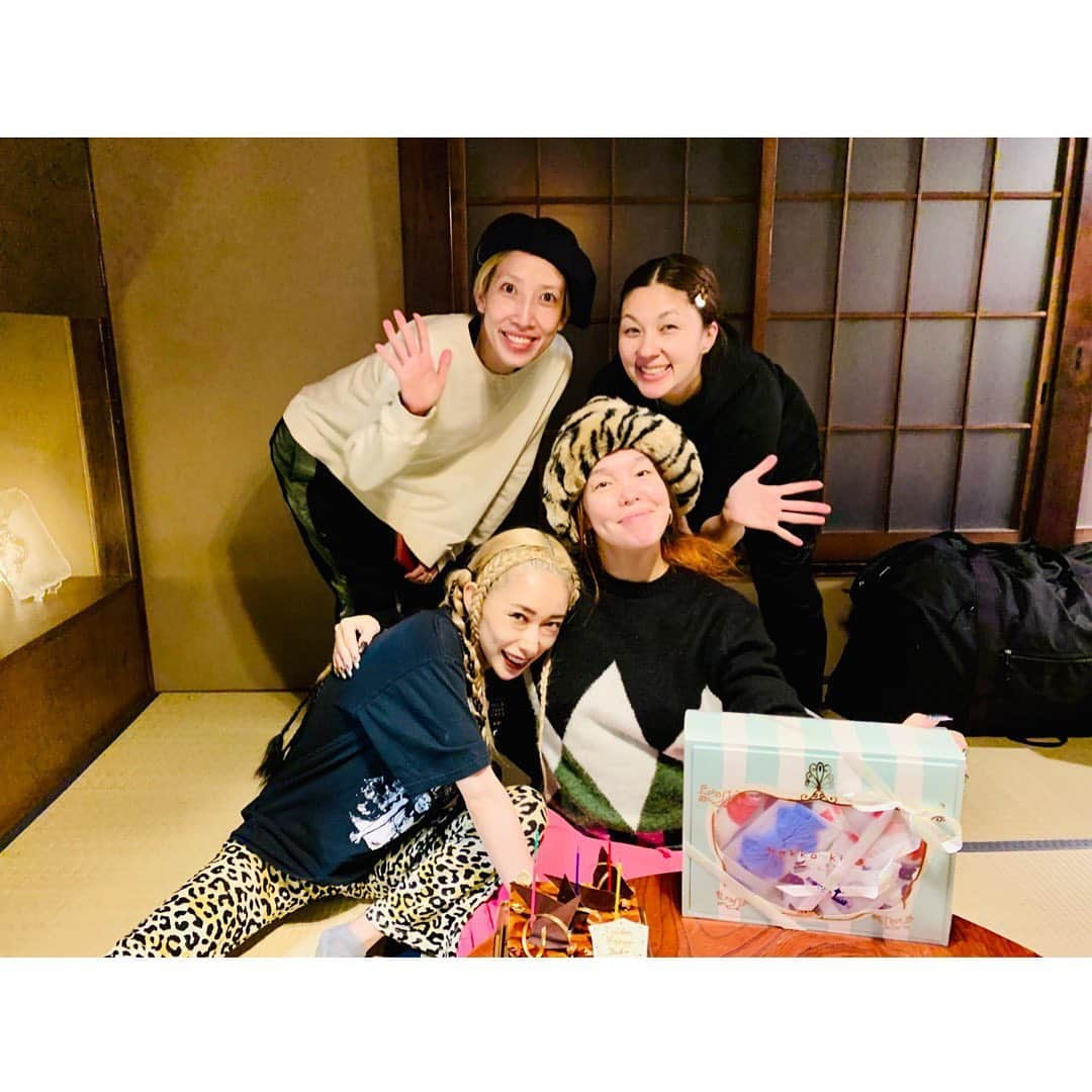 加藤ミリヤさんのインスタグラム写真 - (加藤ミリヤInstagram)「みんなママ。働くママたち。 だいすきなひとがママになる。うれし。 みんながんばろうね。 @photoby217  @ribbon8  @ikukoshindo  #mama #workingmama」12月11日 18時21分 - miliyahtokyo