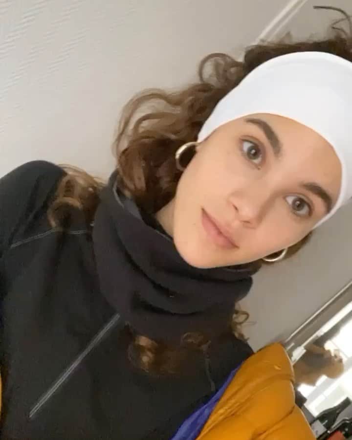 ポーリーヌ・オアロのインスタグラム：「Ready to bike #willnotfreezethiswinter 🔥🤩 @napapijri」