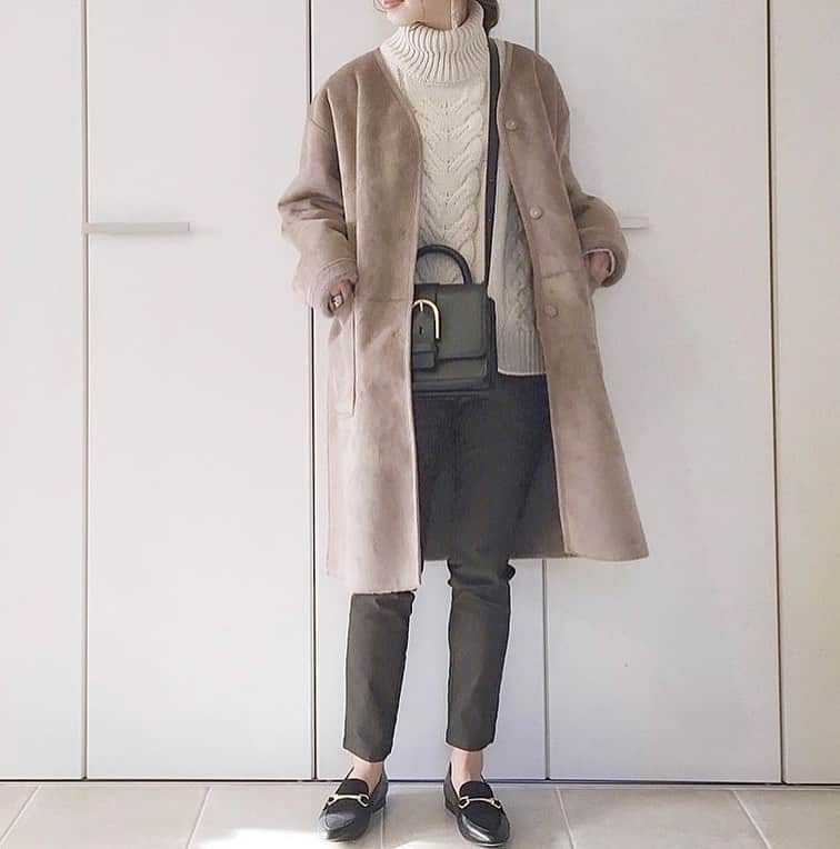 Locariのインスタグラム：「【カジュアル派 VS きちんと派♡大人の「アウター」正解コーデ術】 ぜひ記事をチェックしてみてください♡ phot by @yoahiru.w さん . .  #ファッション #ファッションコーデ #今日のファッション #プチプラファッション #ママファッション #コーデ #今日のコーデ #プチプラコーデ #ママコーデ #コーディネート #シンプルコーデ #カジュアルコーデ #大人コーデ #秋冬コーデ」