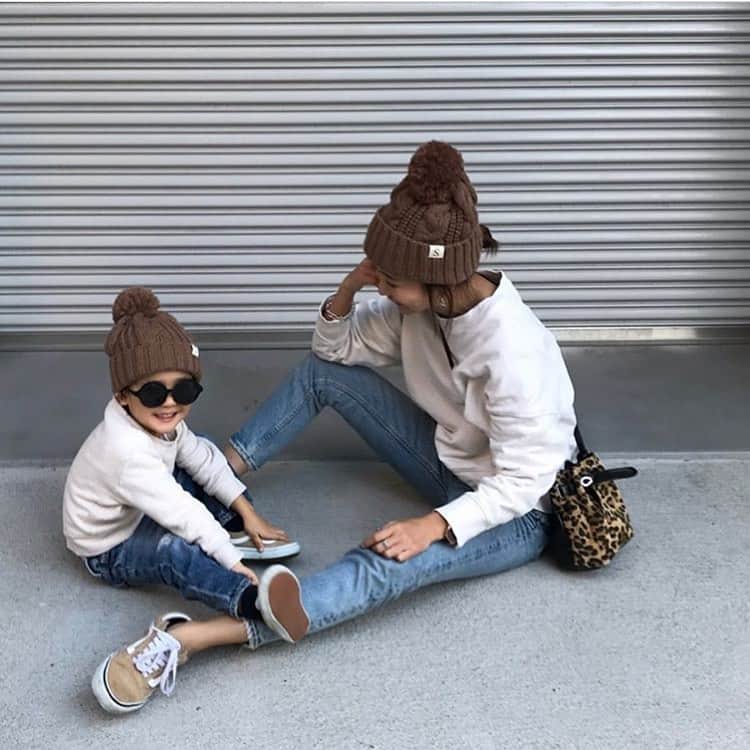 楽天市場のインスタグラム：「ママと男の子のリンクコーデ😍✨とってもお似合いのお揃いニット帽と楽しそうな様子に、見ているこちらもほっこり💗 Regram from @shu1022co 様 ・ 🔶🔸🔶🔸🔶🔸🔶🔸🔶🔸🔶🔸 ・ shu1022co 2019/12/05 ★★★★★★★★★★★ @dreamwalk_official 親子ニット帽🧶 この色可愛すぎませんか♡ ・ ぼくとリンクコーデあんまりする事ないけど、 写真撮ってもらったら楽しくて楽しくて☺️ もっと載せたいぐらい写真ある笑 ・ このニット帽カラバリ豊富で色選びに迷う😍 それとタグに好きなアルファベットが入れれる♡ イニシャルの【S】にしたよ♫ ・ 昨日から楽天市場スーパーセール 開催してるねー！ 年末に向けていっぱい買ってしまう笑 ・ ・ 6日20:00〜 24時間限定 このニット帽が20%offなるよ☑︎ ・ ・ ・ ・ ・ #カジュアルコーデ #オトナカジュアル #おしゃれさんと繋がりたい #プチプラコーデ #シンプルコーデ #プチプラ#お洒落さんと繋がりたい #関西ママ #ママファッション #ママライフ #ママコーデ #mamagirl #インスタファッション #今日の服 #インスタ女子 #大阪 #スニーカー女子 #スニーカー #リング #シルバーリング #お団子ヘア #おやこーで #リンクコーデ #親子 #家族 #親子リンクコーデ #男の子ママ #楽天スーパーセール #楽天お買い物部 #ニット帽」
