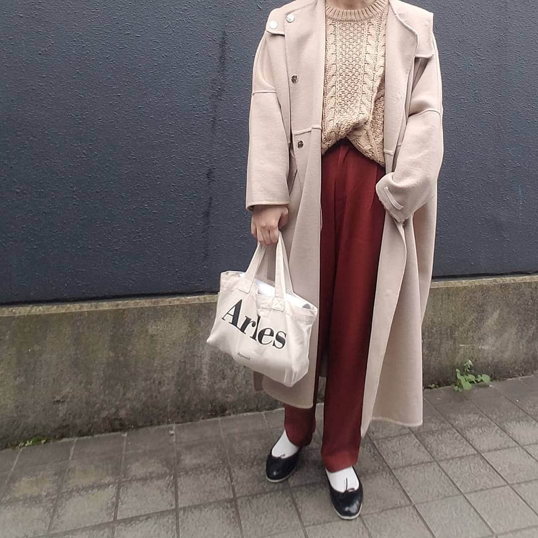 のインスタグラム：「*** 気温の上がり下がりで何着ていいか迷いますね、、 . 最近イチゴのお菓子いっぱい出てて🍓 アルフォートのイチゴハマり中  #coordinate#fashion#dholic#mamu#zara#depound#miru#ケーブルニット#カラーパンツ#ハンドメイドコート#バレエシューズ#コーディネート#大人カジュアル#シンプルコーデ#ゆるコーデ」