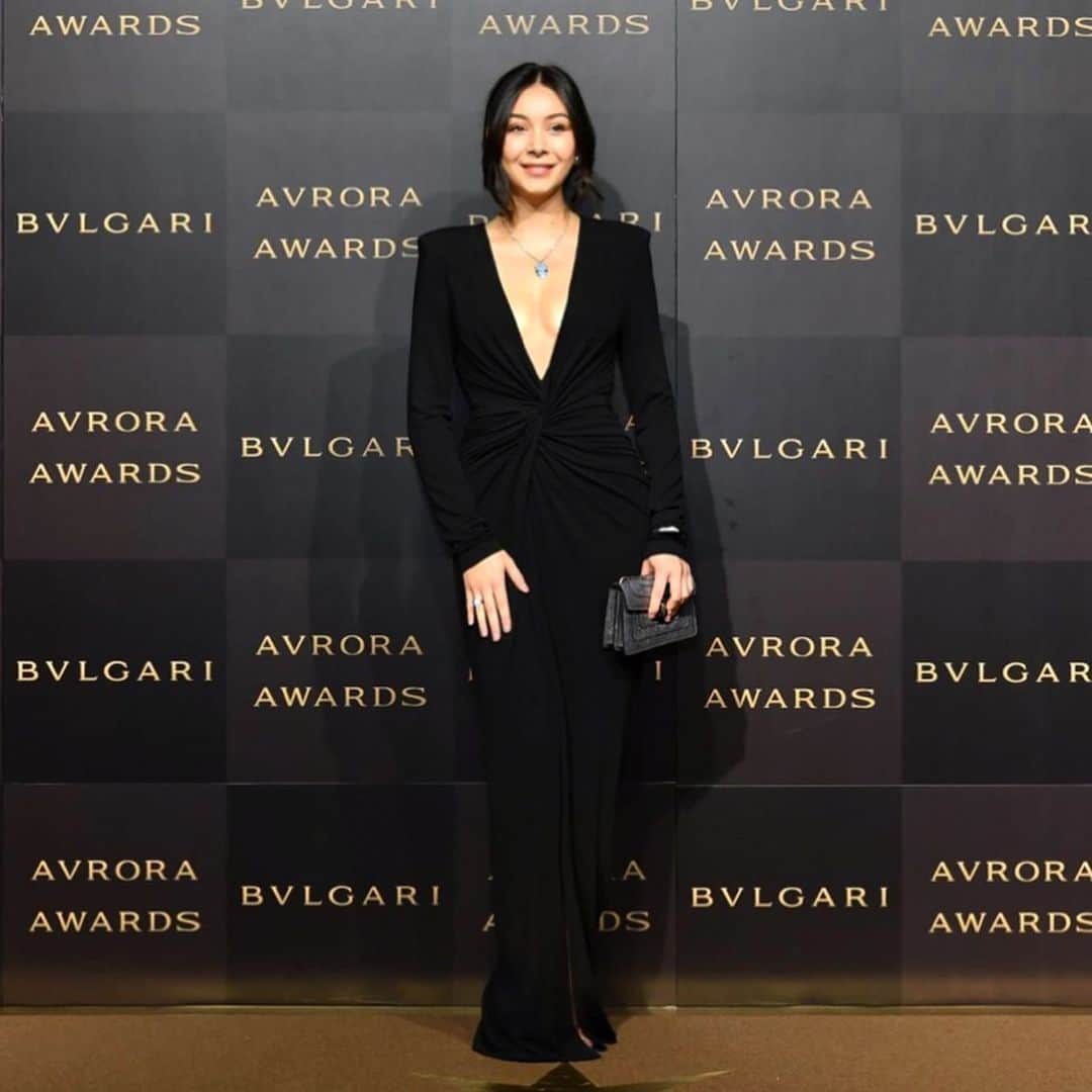 エレナ・アレジ・後藤のインスタグラム：「last nights #avroraawards 🖤 #bvlgari @bulgariofficial」