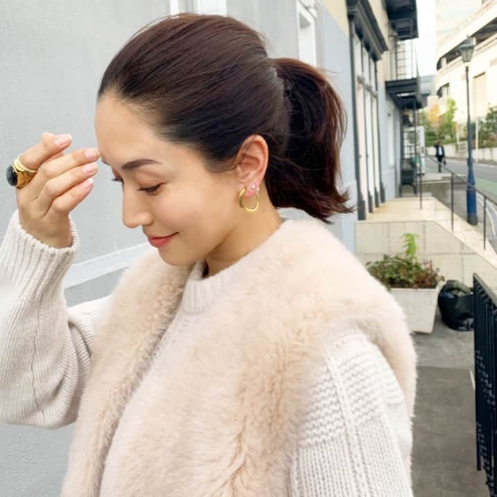 亀恭子のインスタグラム：「イエティな日。 . . . today's… #fashion #ootd #kkstyle #tokyo #kamescloset #gilet #drawer #knit #sloane #earrings #charlottechenais #ring #mariha #powderpink #winter」
