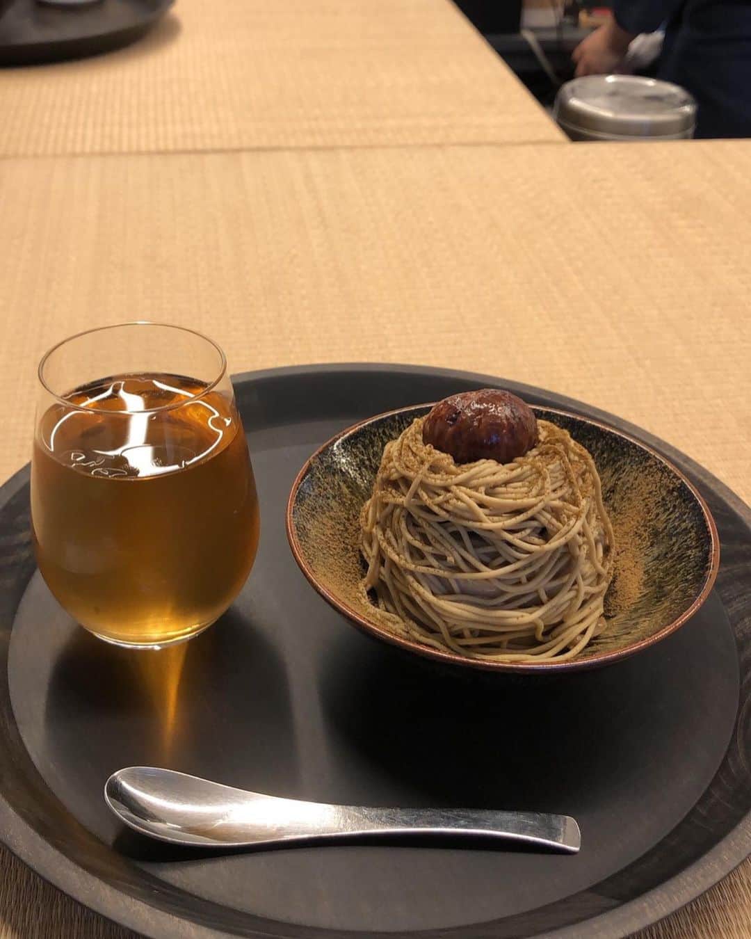 のインスタグラム：「ほうじ茶モンブラン🌰 ちなみに 「和」という文字が見えてきそうな 写真は  友達が撮ったやつ。笑 著作権乱用。 勝手に使ってごめんね👶 2枚めは セクシーポーズ #ほうじ茶モンブラン #カネ十農園表参道」