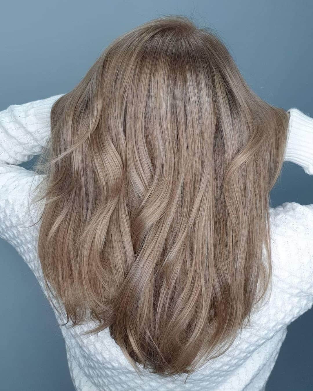 Wella Professionals Japanさんのインスタグラム写真 - (Wella Professionals JapanInstagram)「インスピレーションウェンズデー🥰 #マッシュルームブロンド ・・・・・・・・・ A #WellaBlonde with a dusky, mushroom-grey finish 🎨💛 There's not much we don't love about this flawless color by @borodina__ 👌 #AskForWella #MakeChange #MushroomBlonde . . . #WellaLove #WellaHair #WellaColor #wella #hairinspiration #haircolor #hairpainting #hairlove #hairtalk #hairtrends #hotd #hairoftheday #instahair #hairstylist #mushroomblondehair #blondehair #blondhair #beigeblondehair #blondehairdontcare」12月11日 18時37分 - wellapro_japan