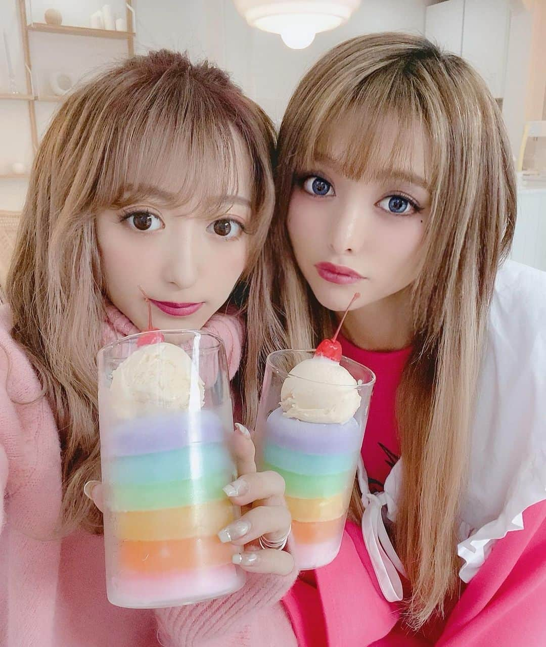 うさたにパイセンさんのインスタグラム写真 - (うさたにパイセンInstagram)「. . なんかよくわからん映え映えなカフェ連れてってもらえた🤭🤭 . . 氷がレインボーになってるのが可愛かったので頼んでみた🙌♡ . . きゎわきゃわのきゃわ！ . . いつも一人で海外行ってもどうせ小麦メインだからって映えカフェとかいかないんだけど友達と海外行くといろんなところ連れてってくれるから嬉しい！ . ひなたありがとう✨ . #ofmybutter @ofmybutter #久々の甘め　#韓国　#korea #instagood #followforfollowback #followers #gal」12月11日 18時37分 - usatanipaisen1215